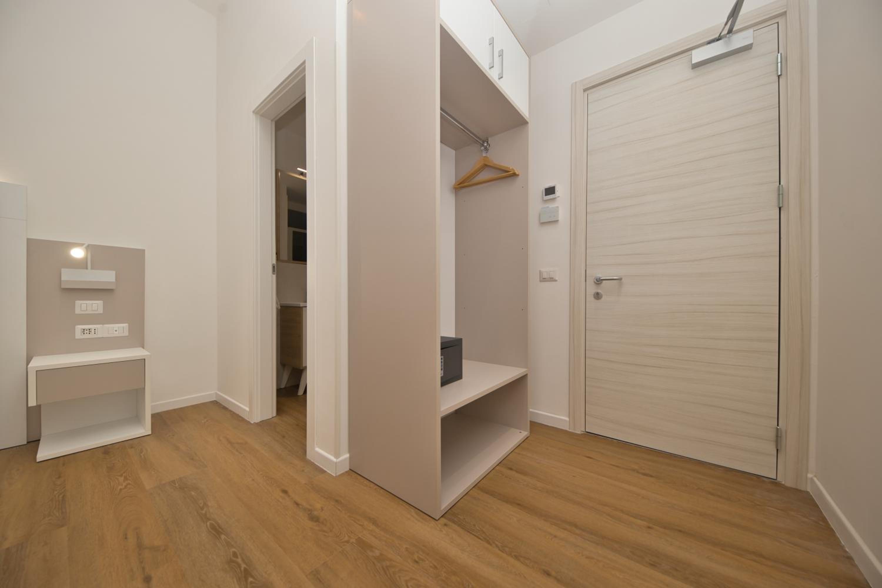 Deluxe Double Room thumbnail 5