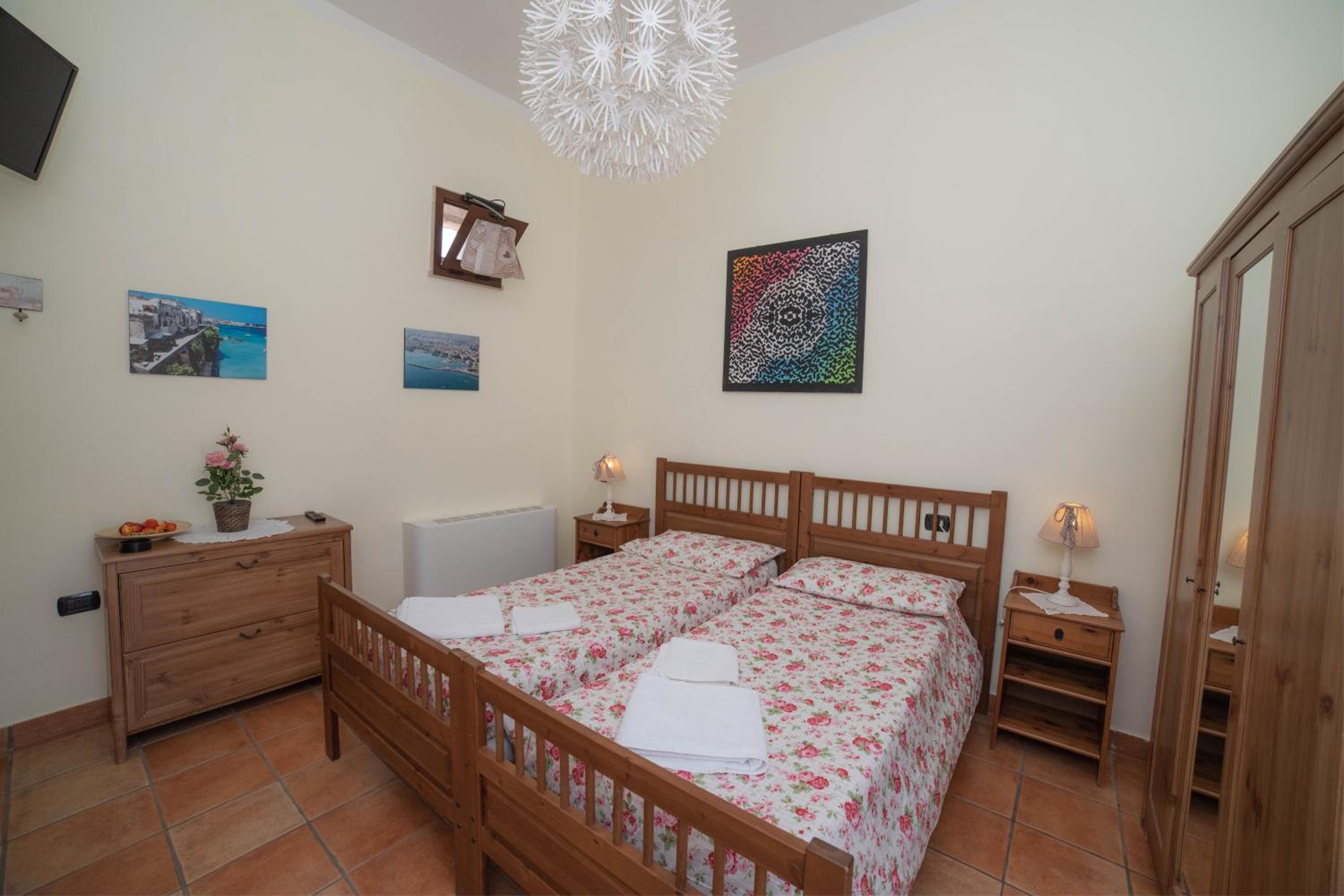 Twin Room with Private Bathroom photo 3