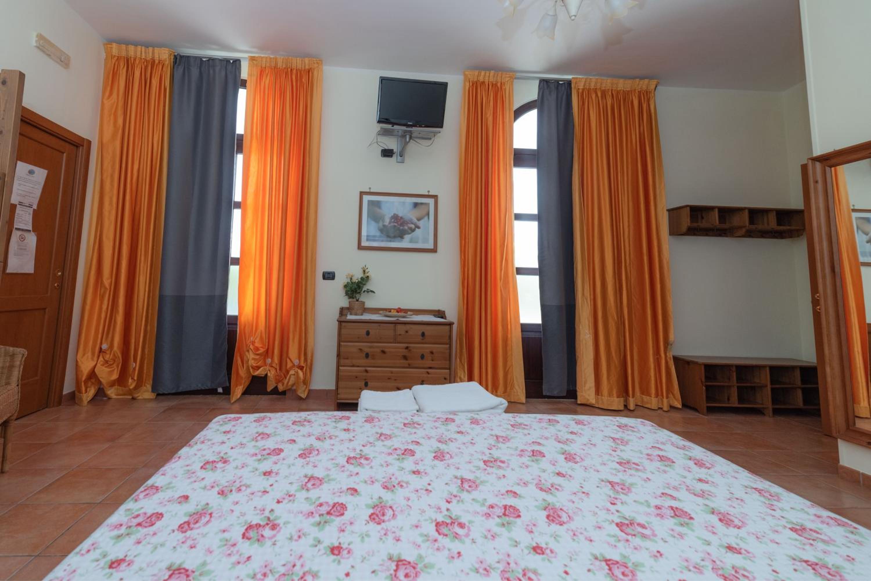 Quadruple Room with Private Bathroom photo 1