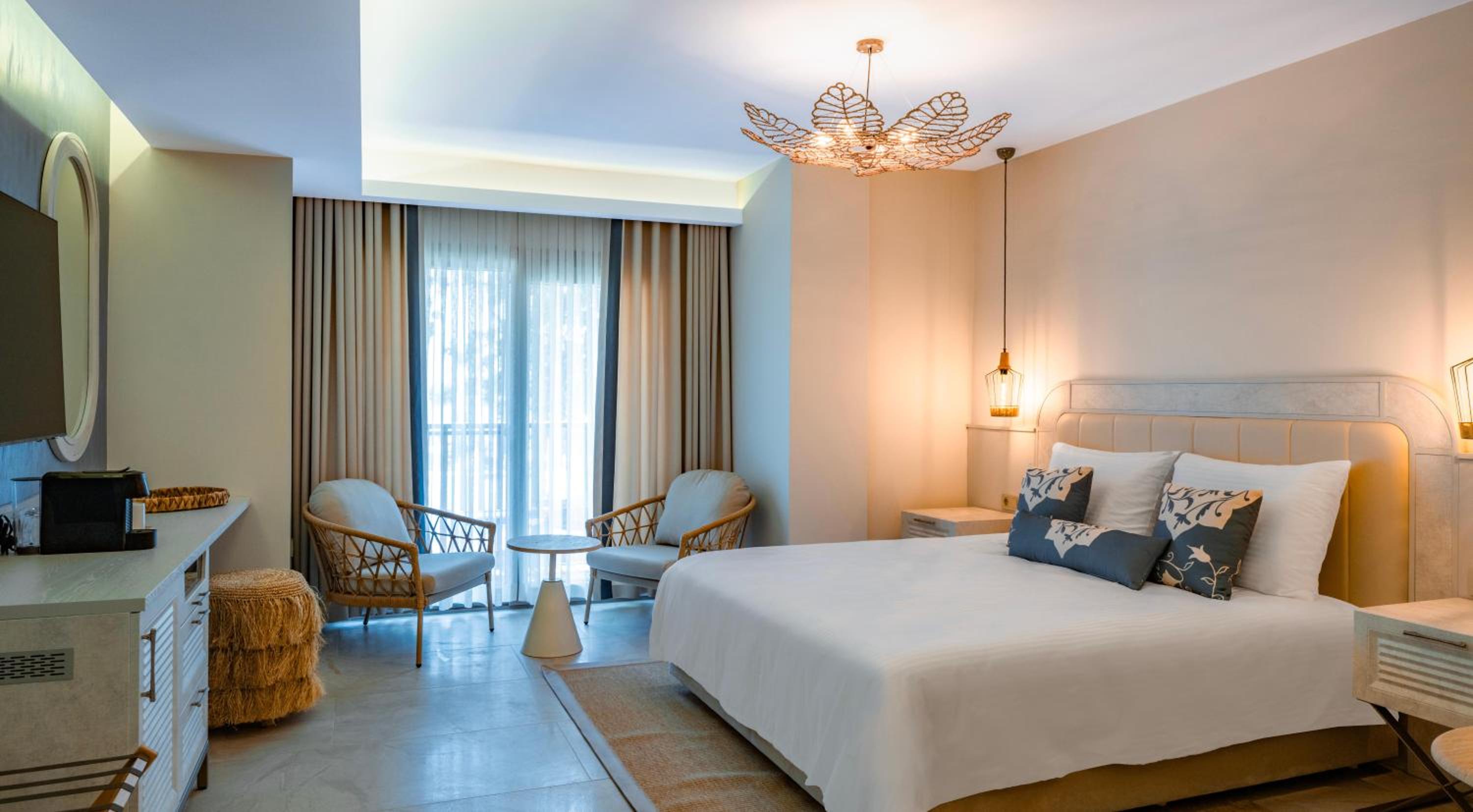 Double or Twin Room with Partial Sea View photo 3