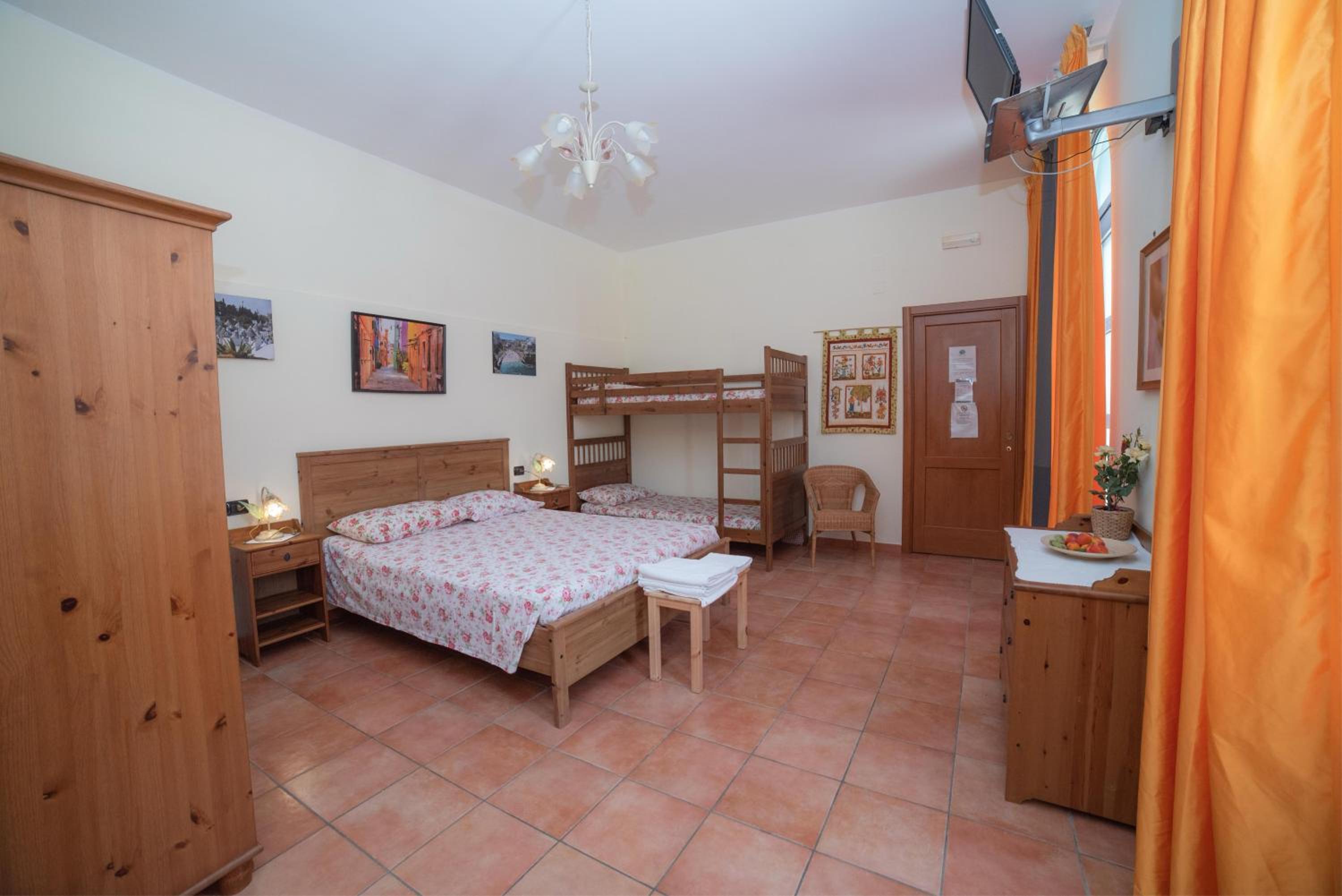 Quadruple Room with Private Bathroom photo 2