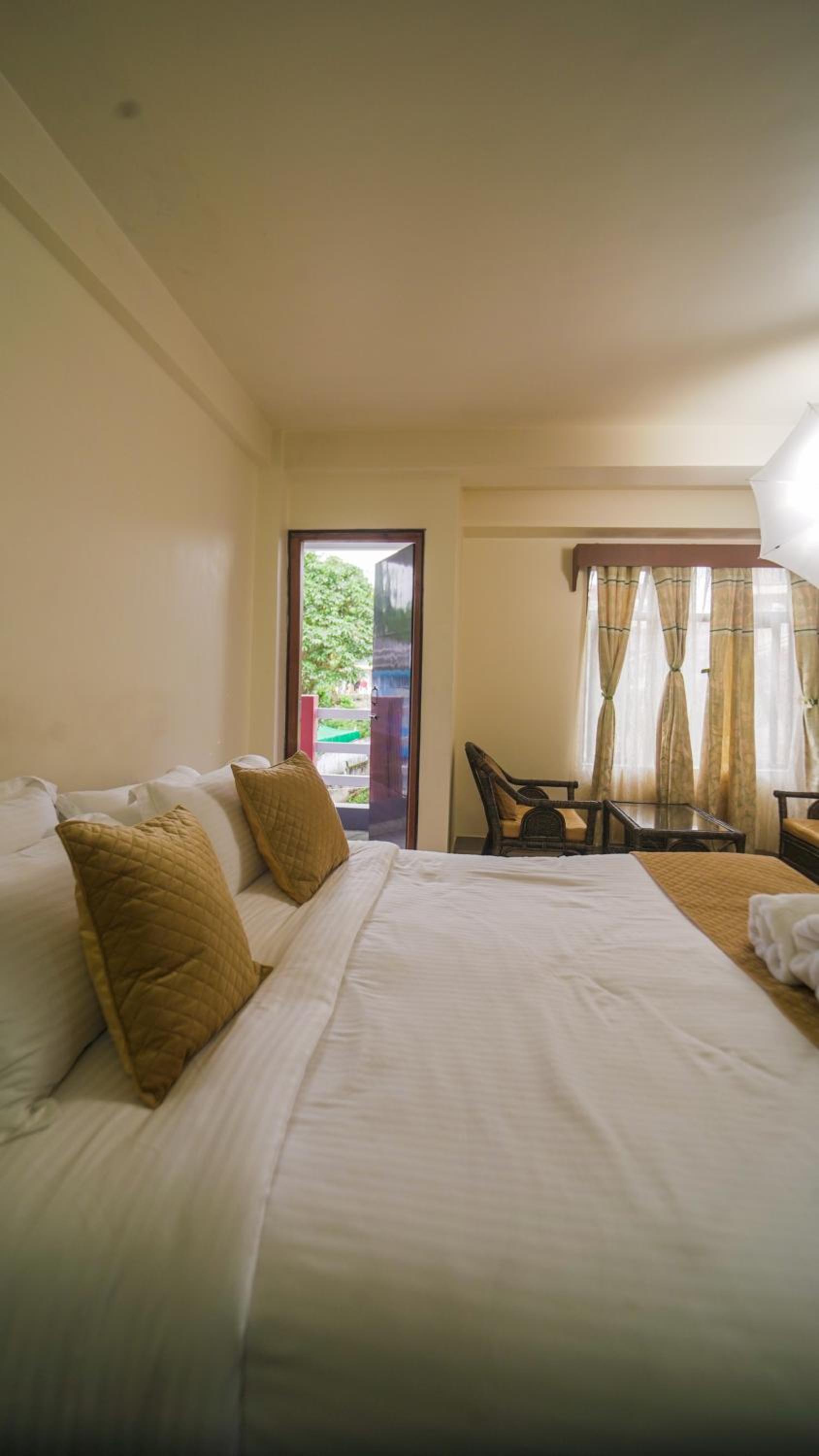 Queen Room - Photo 16