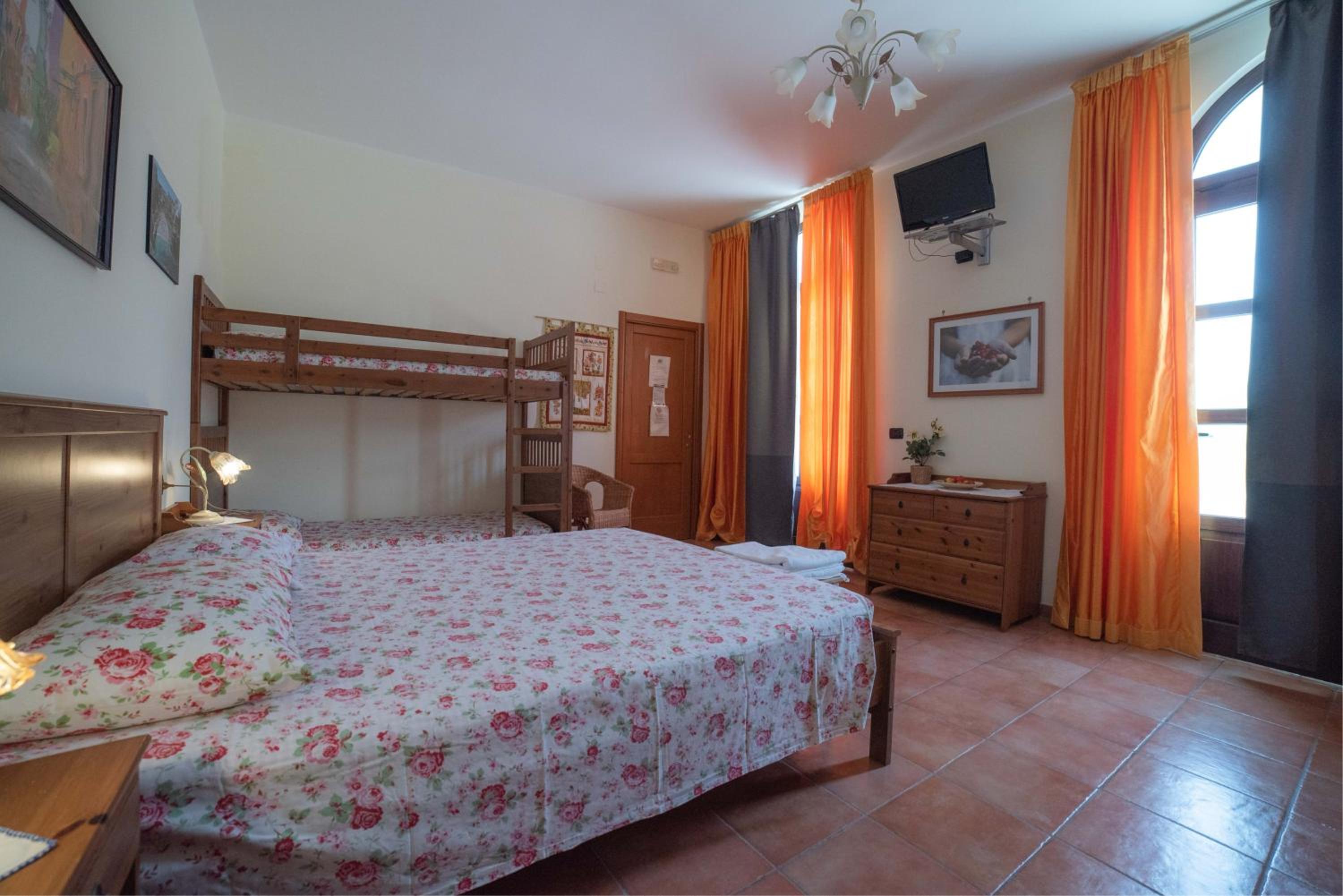 Quadruple Room with Private Bathroom photo 3