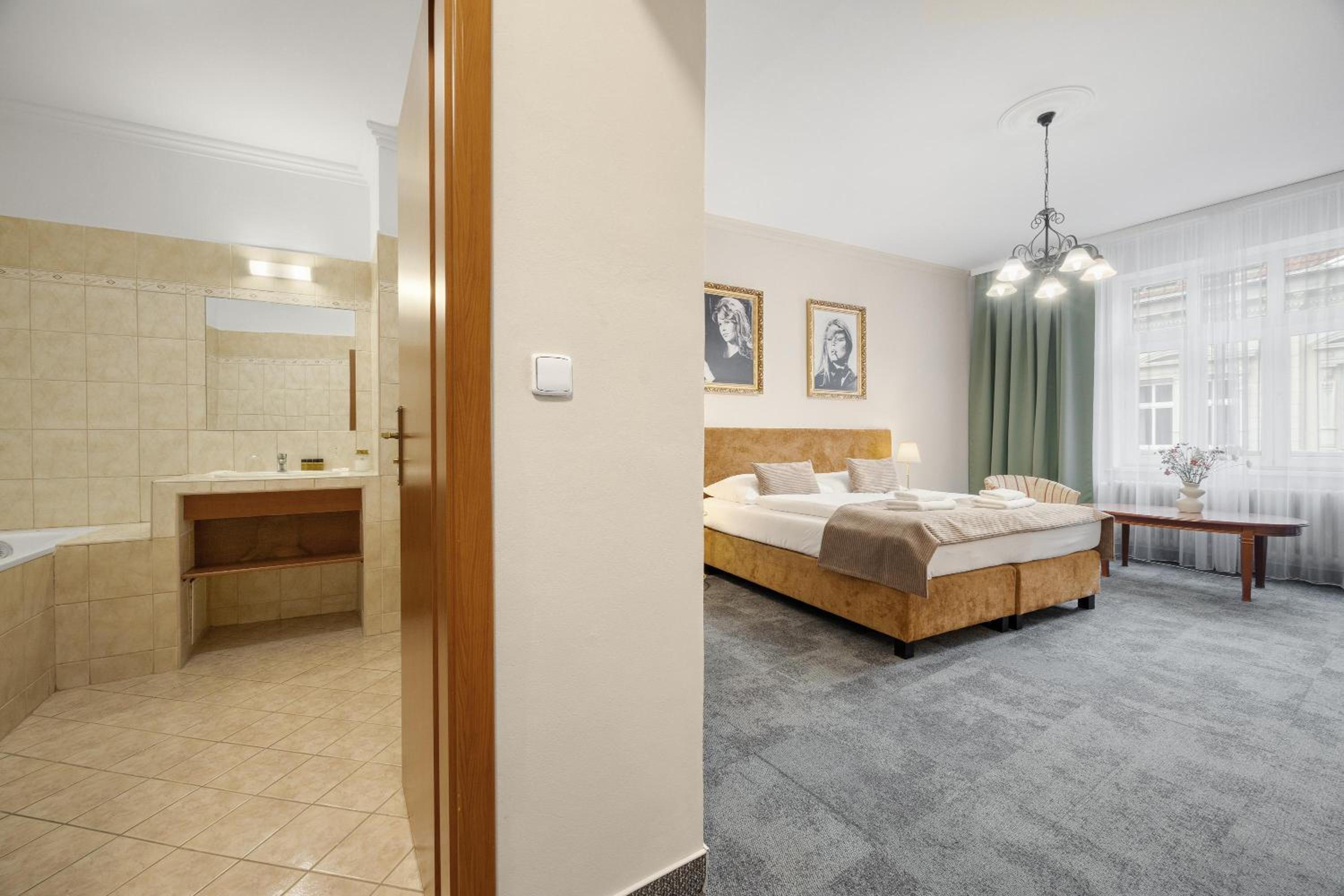 Deluxe Family Room - Photo 7