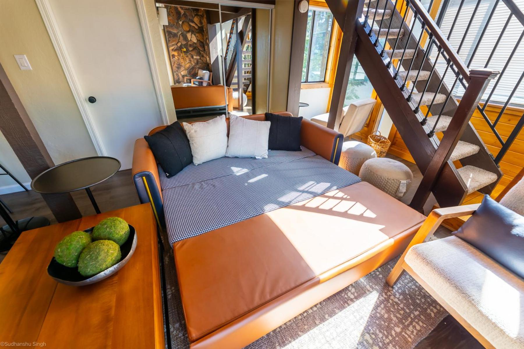 One-Bedroom Loft Apartment with Balcony photo 2