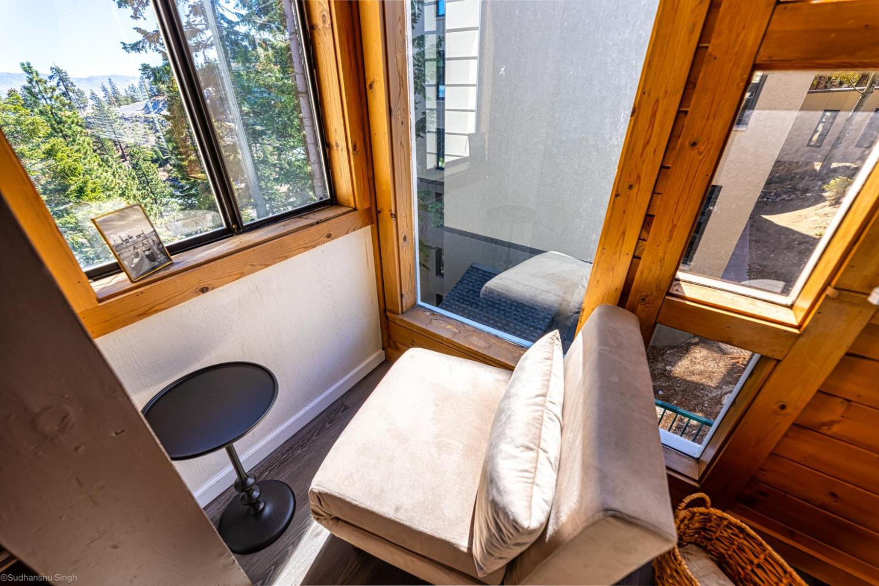 One-Bedroom Loft Apartment with Balcony photo 3