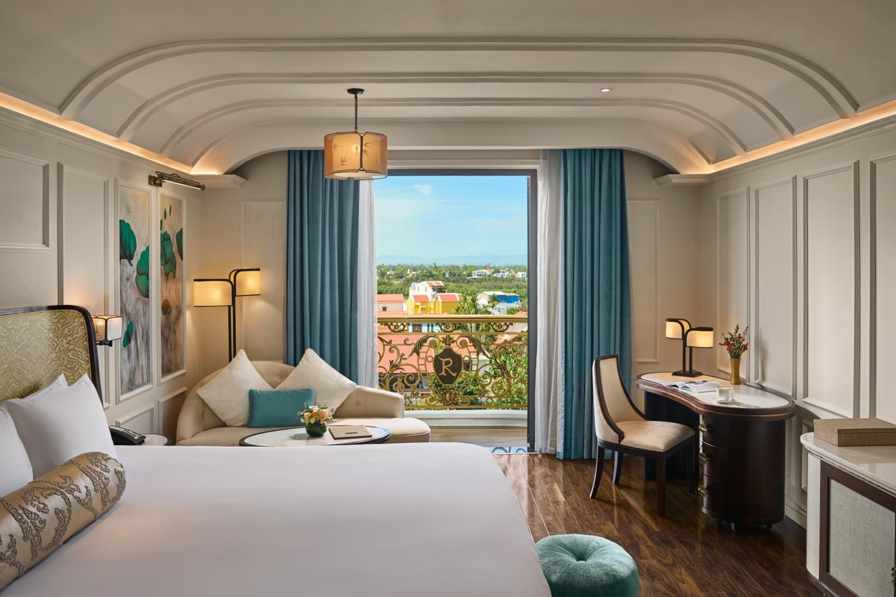 Deluxe Suite King with Executive Lounge Access