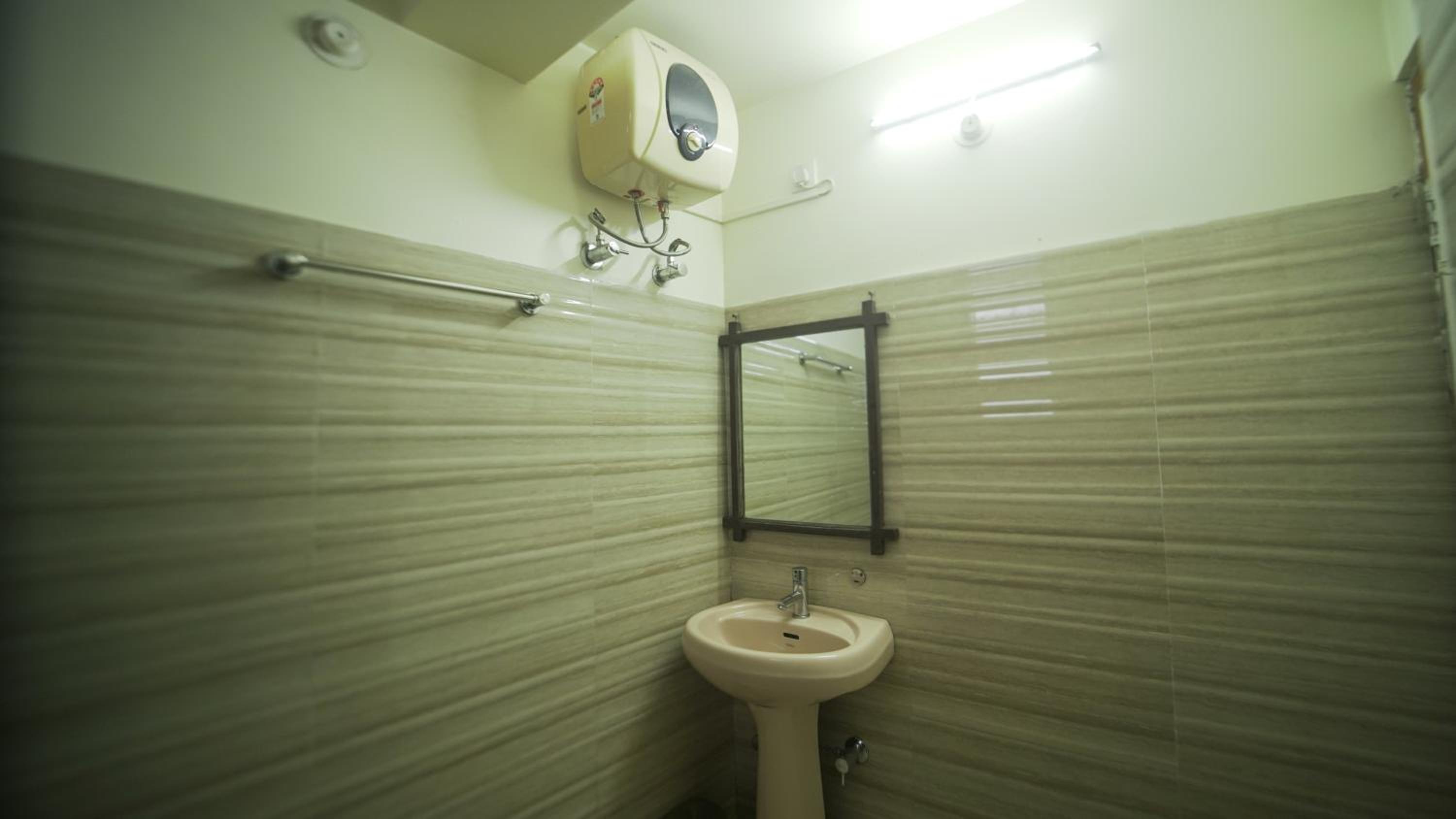 Queen Room - Photo 29