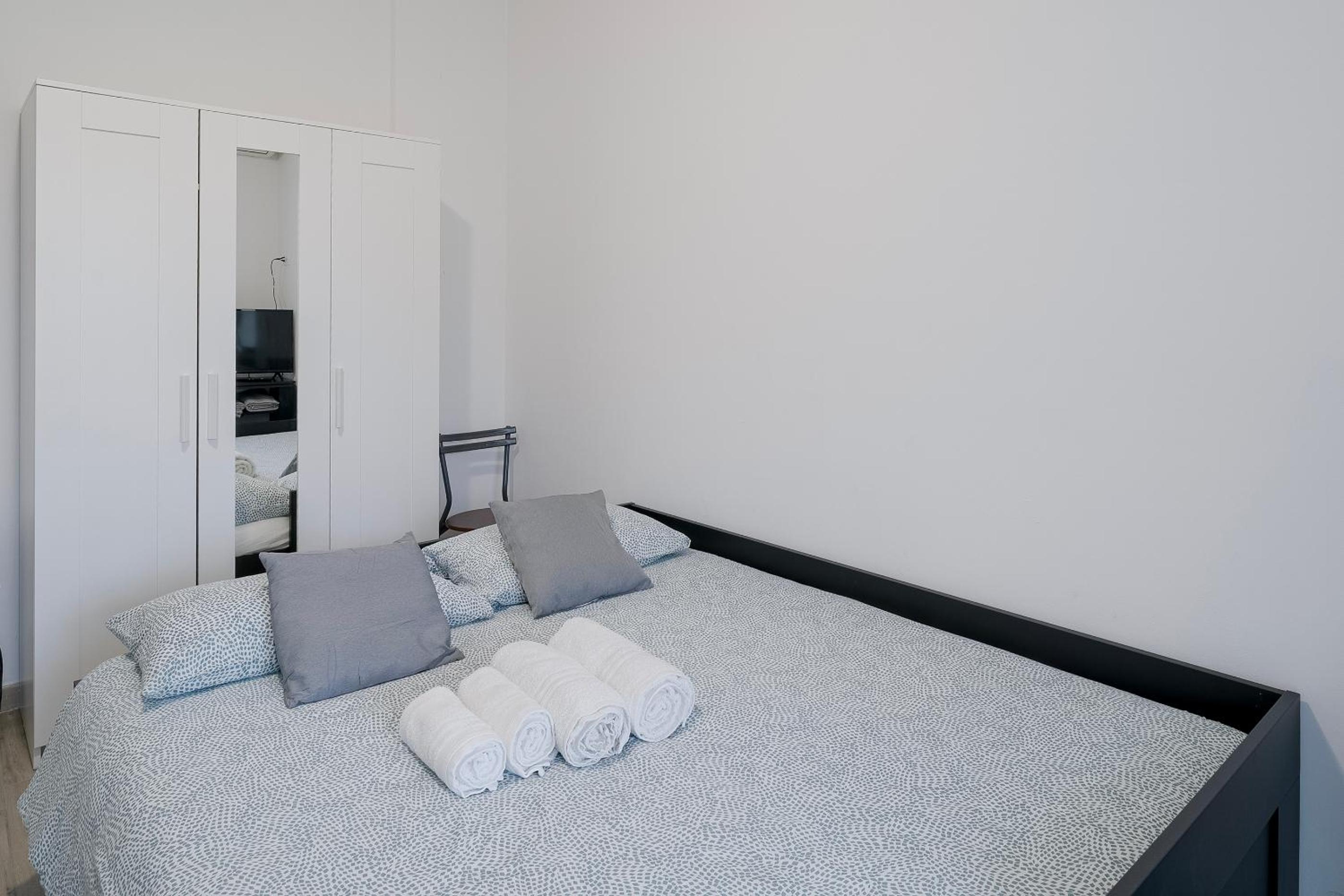 One-Bedroom Apartment photo 1