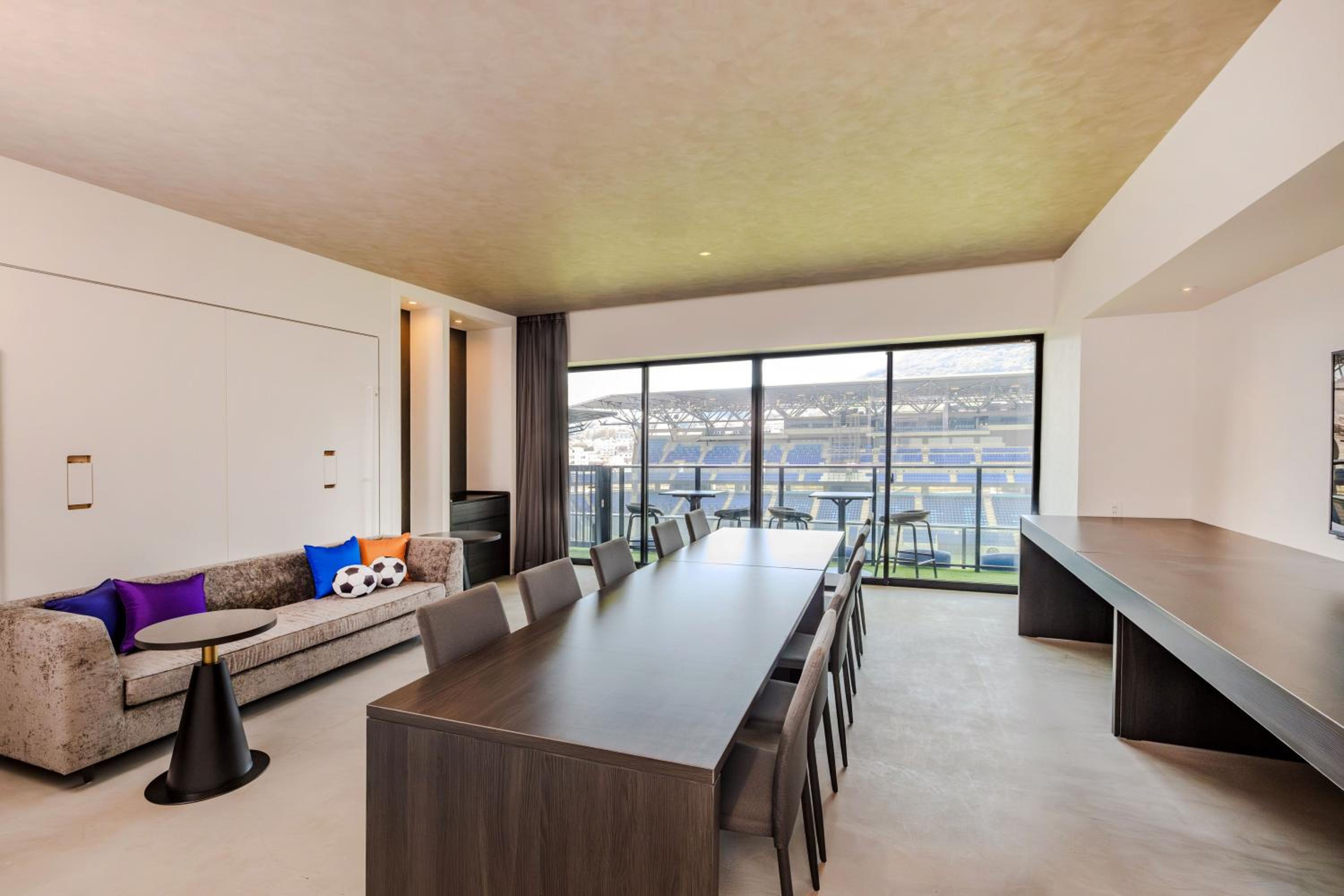 Deluxe Exciting Twin Room with Stadium View  - Photo 7