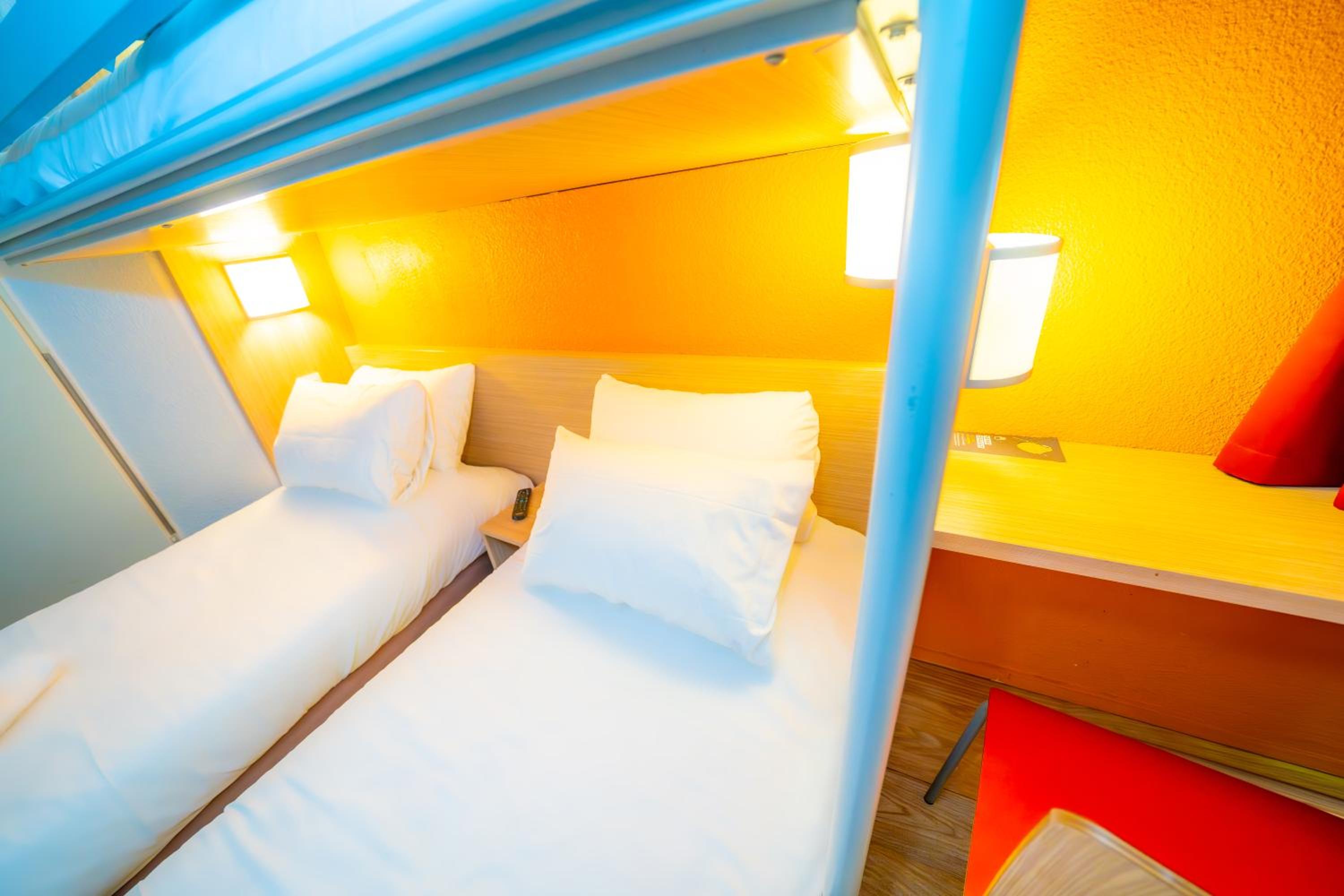 Triple Room with Three Single Beds photo 1