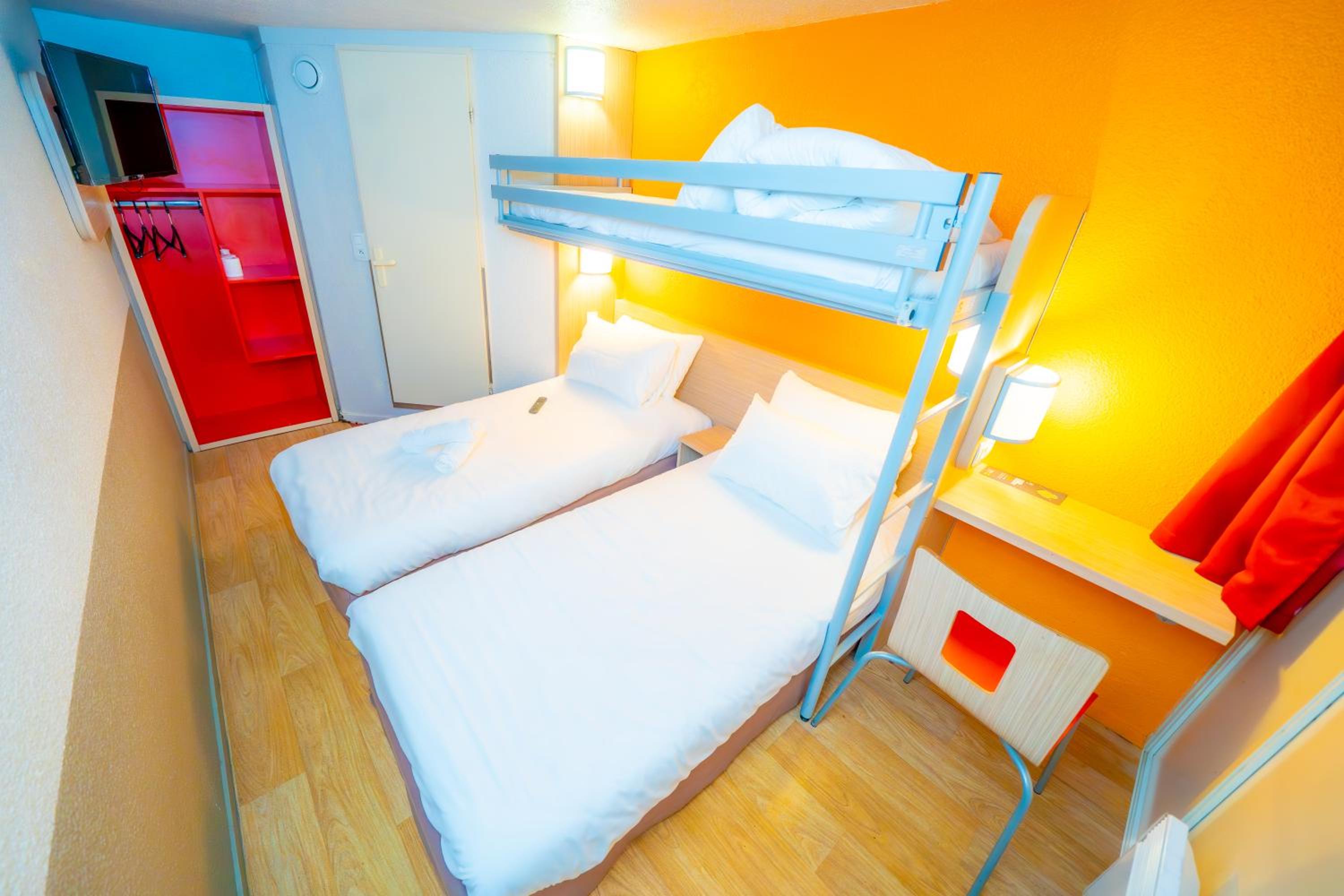 Triple Room with Three Single Beds photo 3