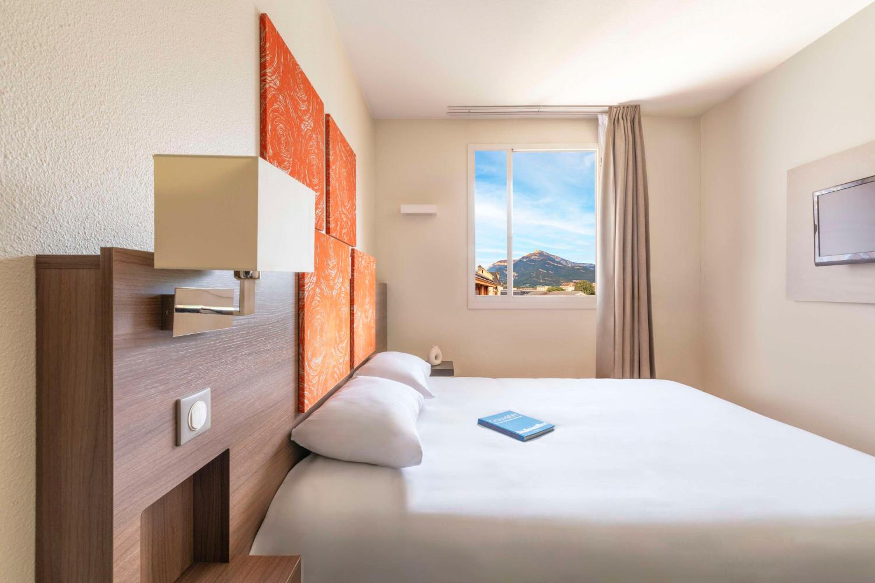 Standard Double Room - Photo 8