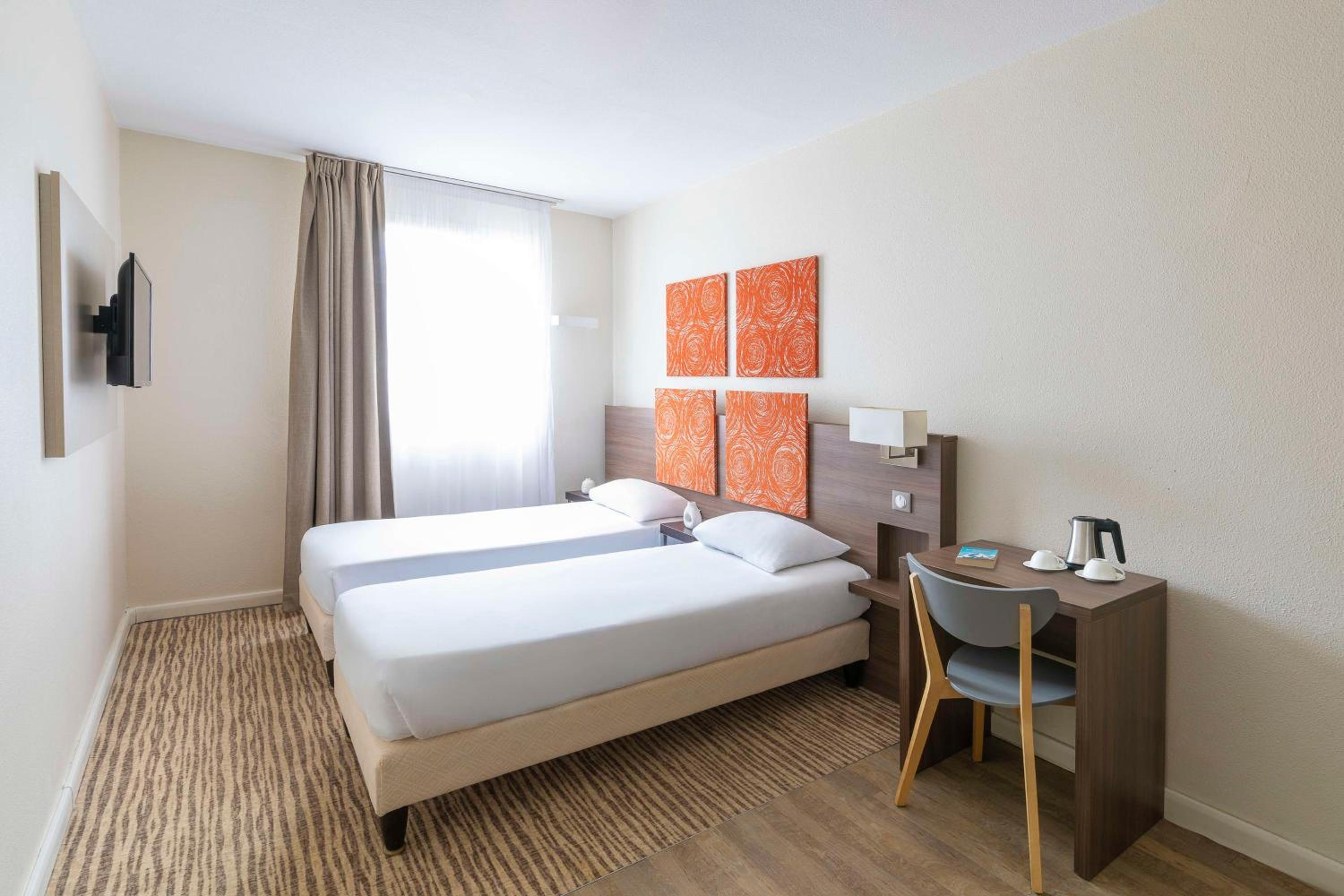 Standard Twin Room - Photo 2