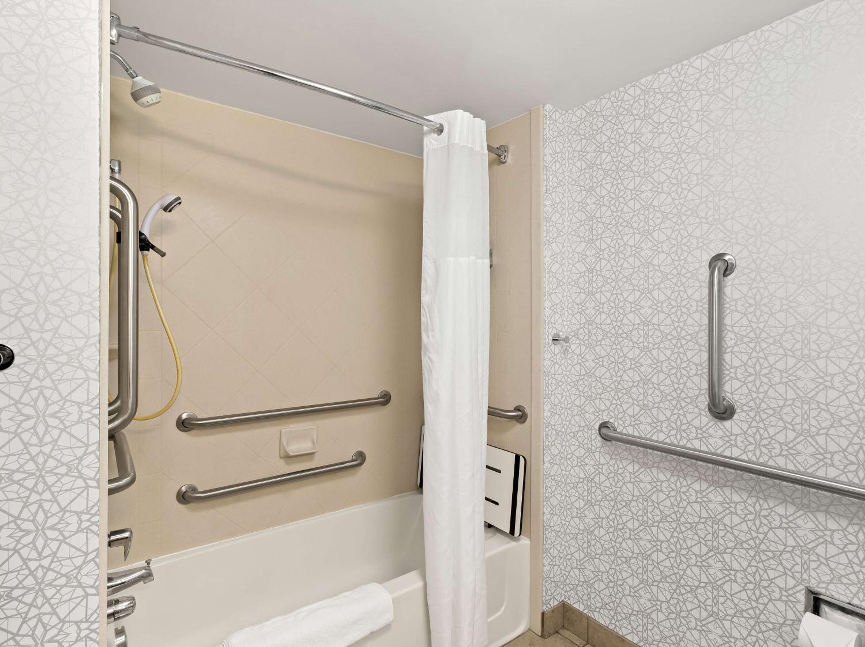 Queen Room with Two Queen Beds - Mobility Access/Non-Smoking photo 2