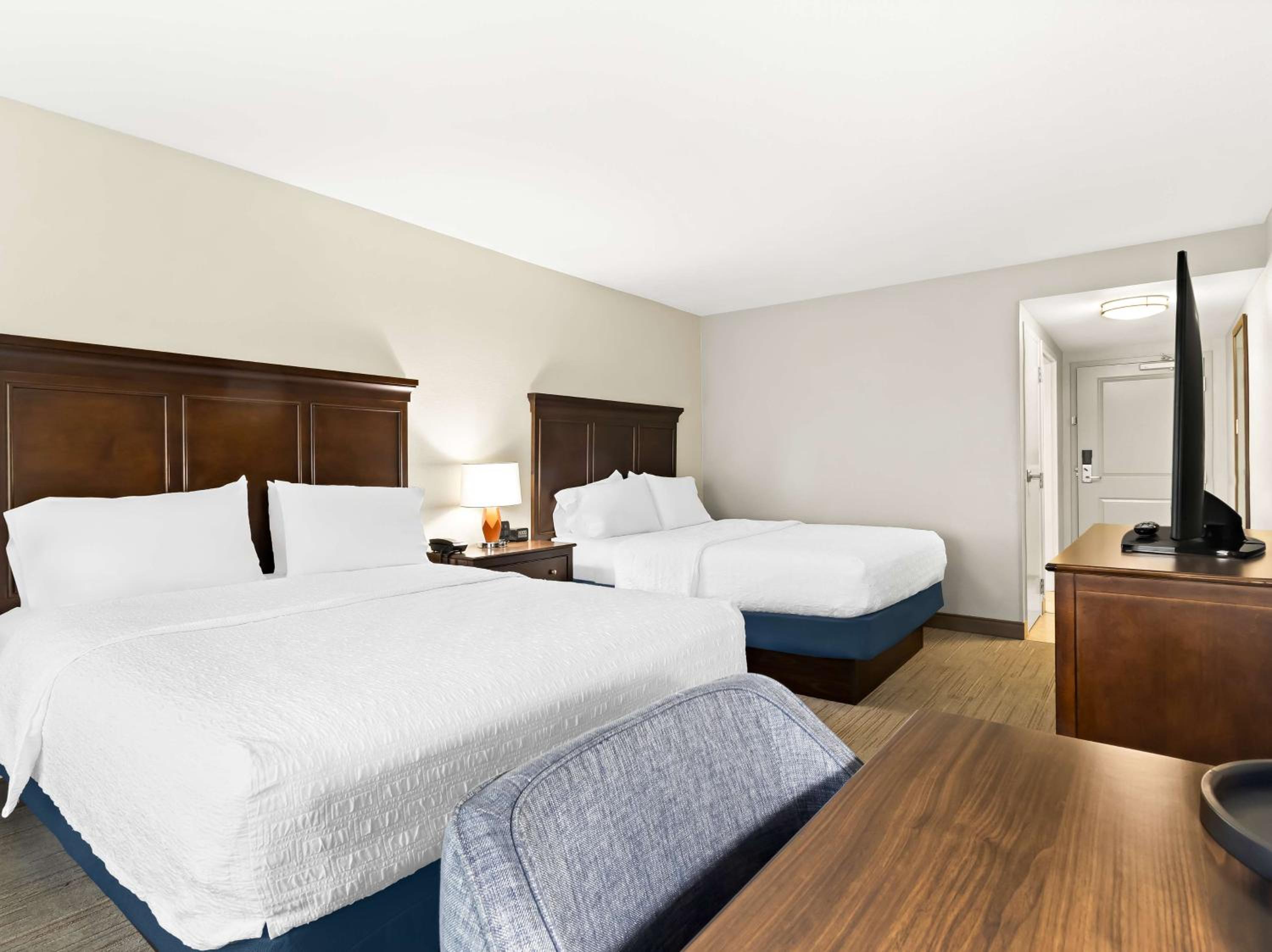 Room with Two Queen Beds - Non-Smoking photo 3