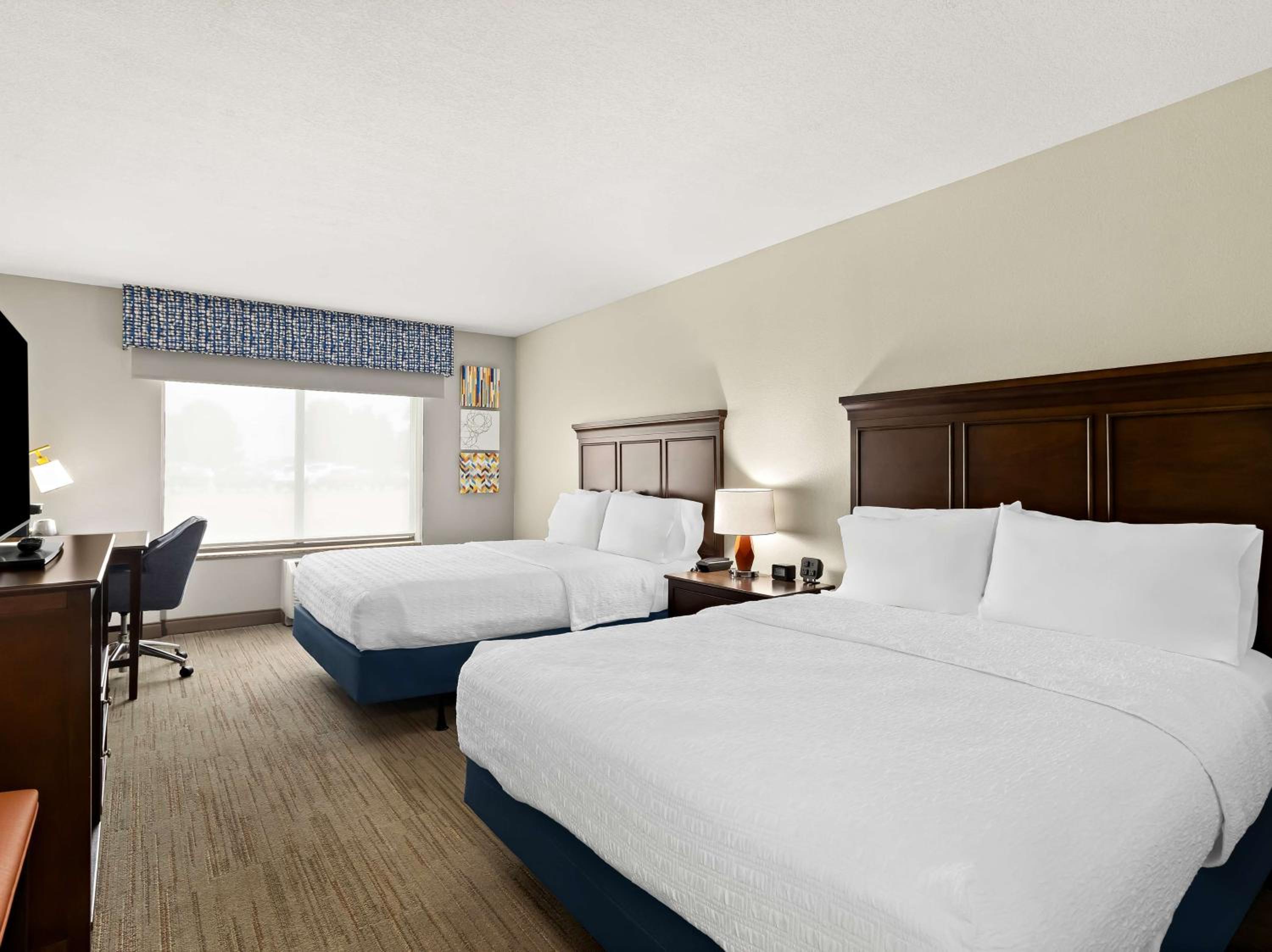 Queen Room with Two Queen Beds - Mobility Access/Non-Smoking photo 3