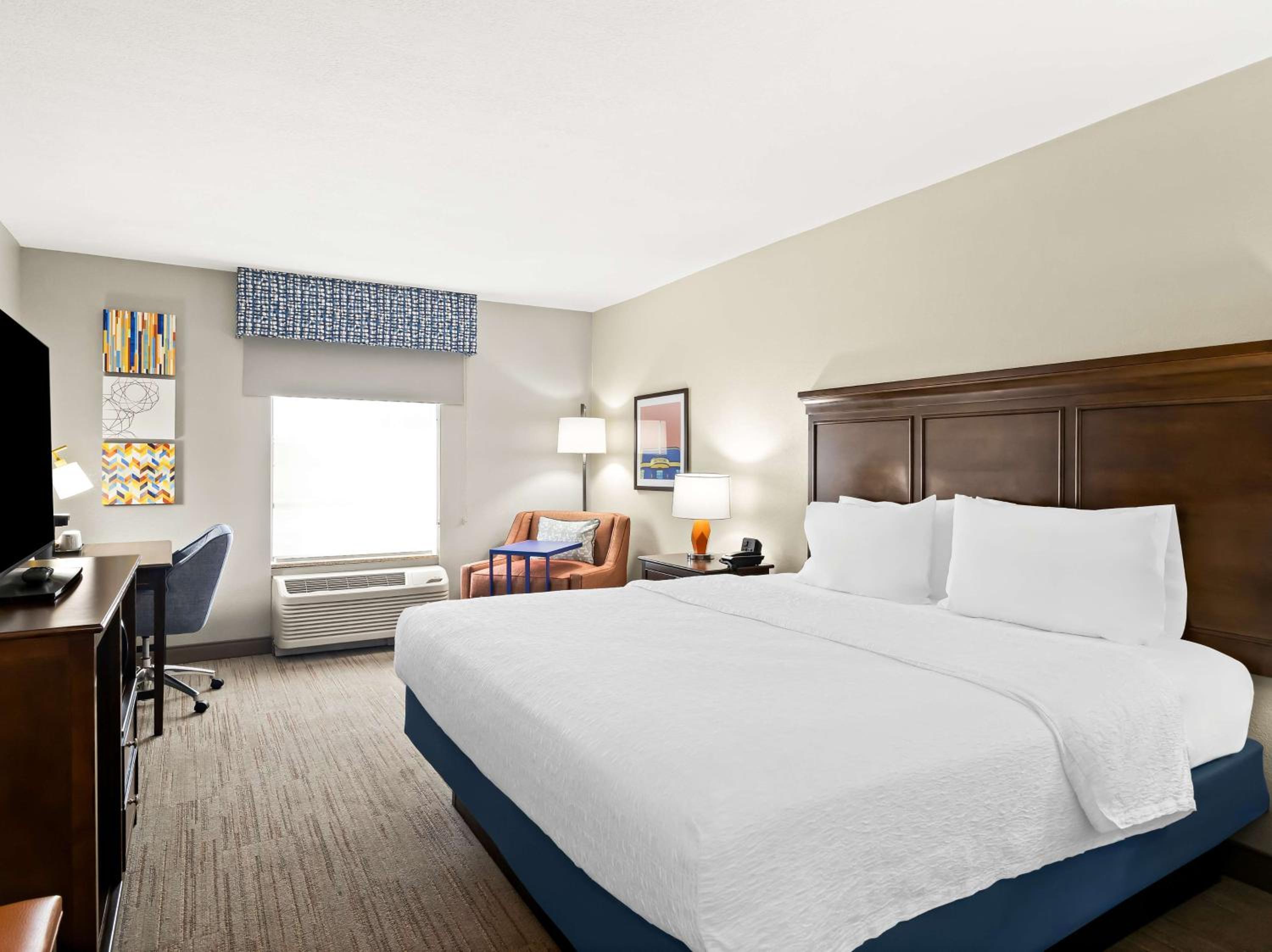 King Room with King Bed - Non-Smoking photo 2