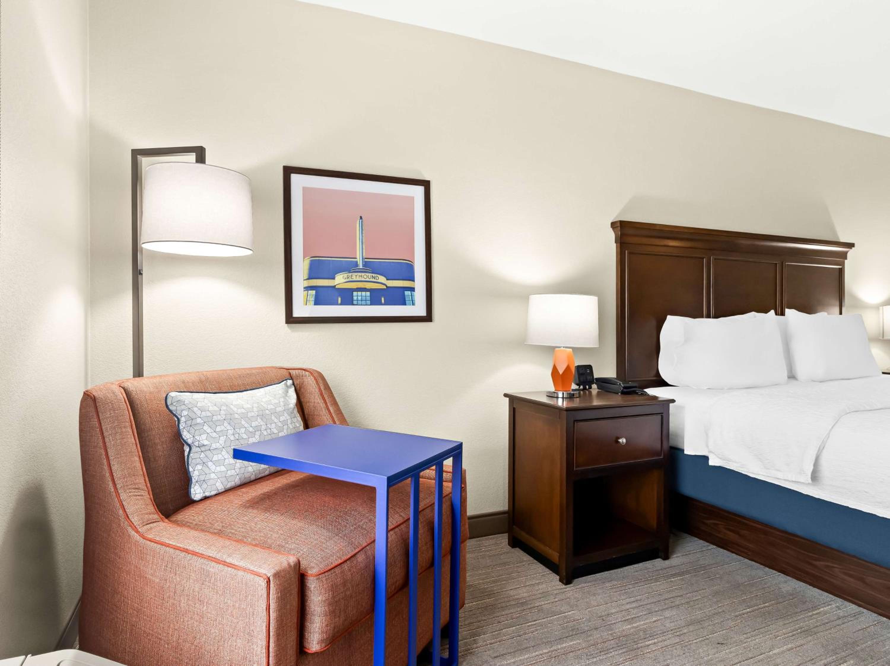King Room with King Bed - Non-Smoking photo 3
