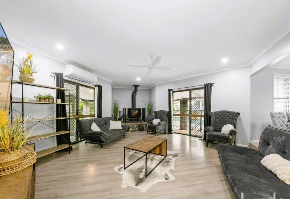Five-Bedroom House photo 1