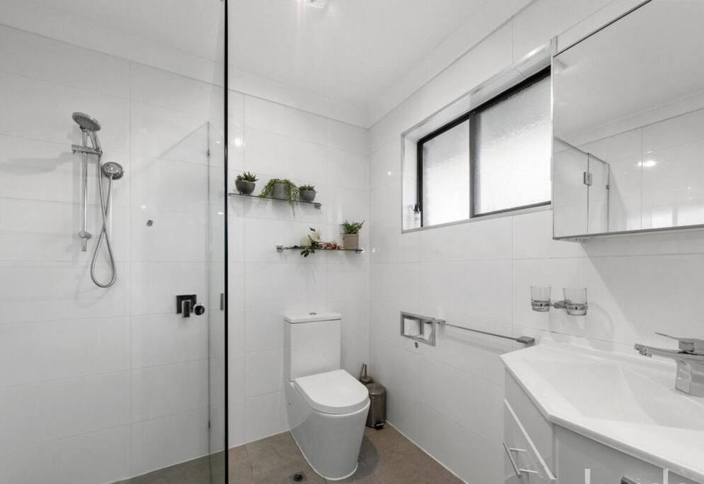 Five-Bedroom House photo 3