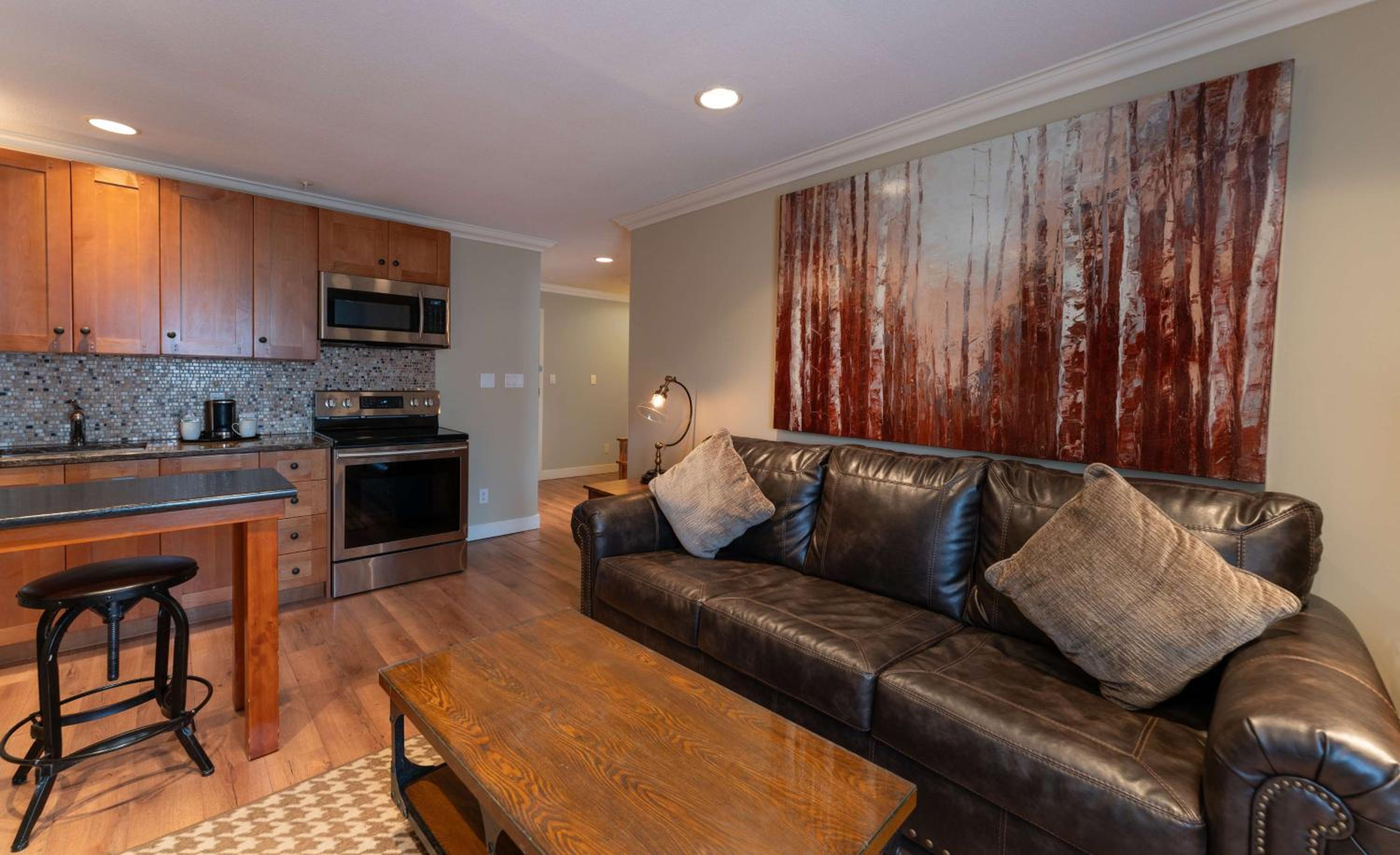 One Bedroom King Suite with Kitchen photo 1