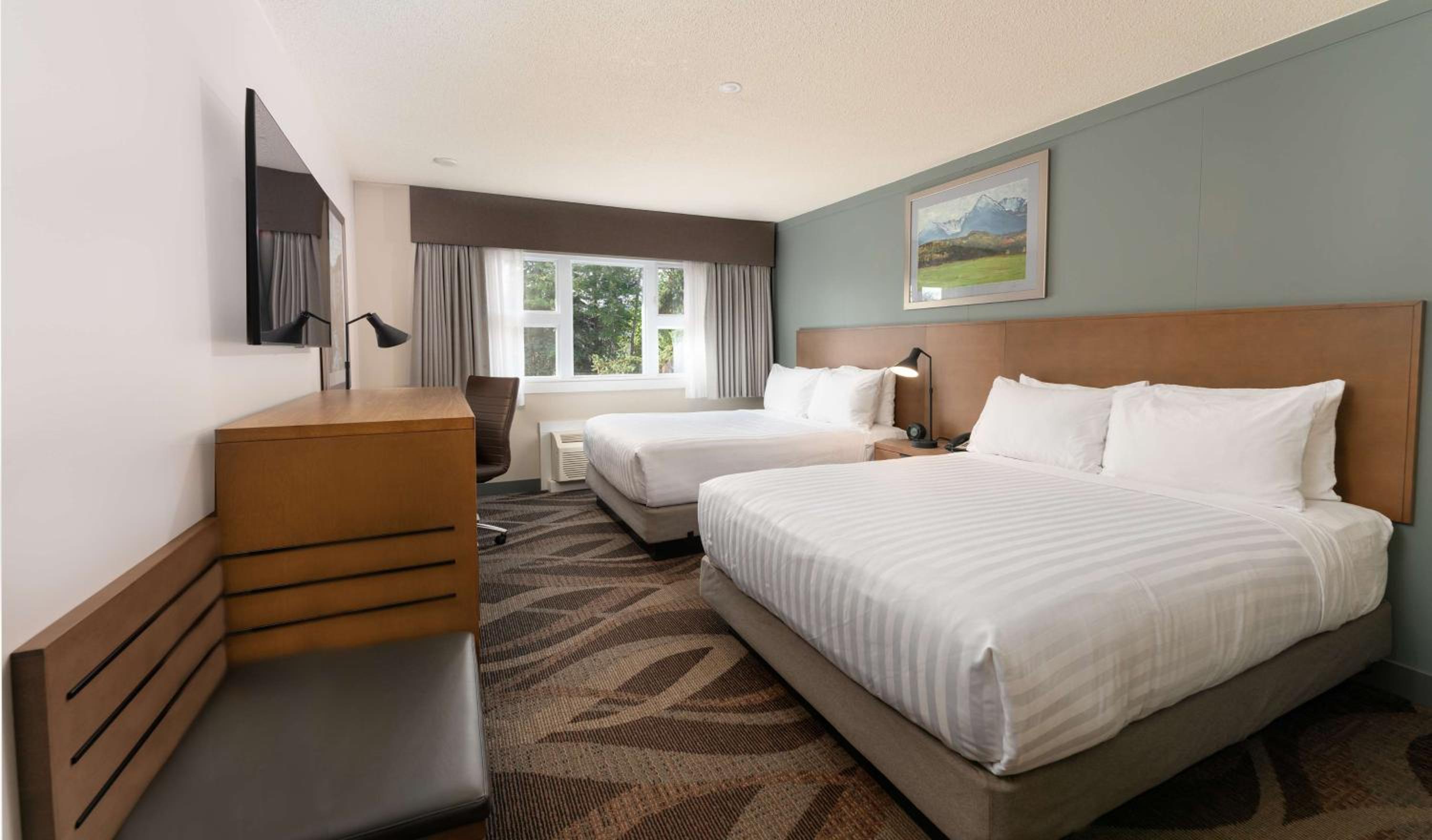 Queen Room with Two Queen Beds and Mountain View photo 1