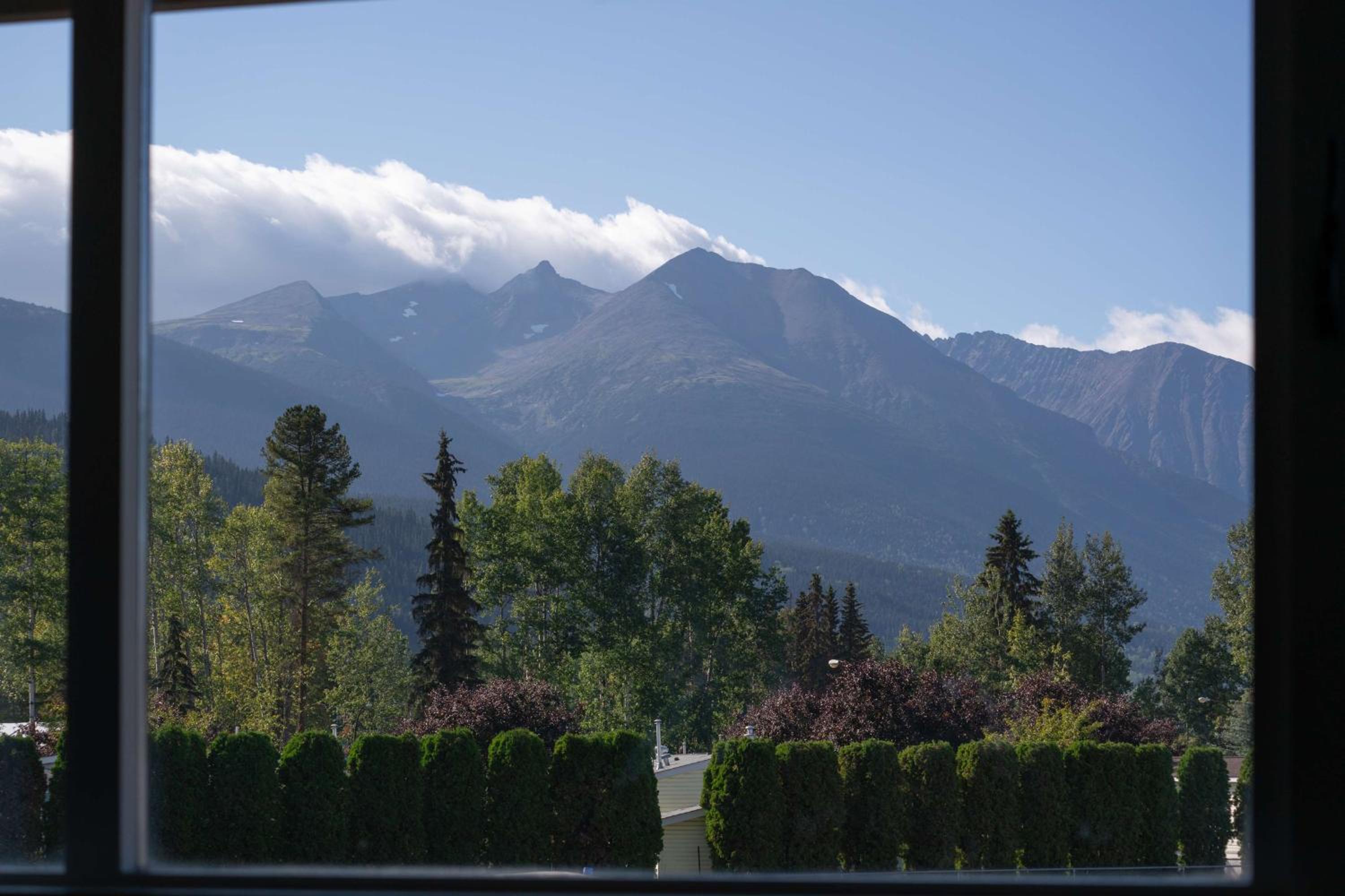 Queen Room with Two Queen Beds and Mountain View photo 3