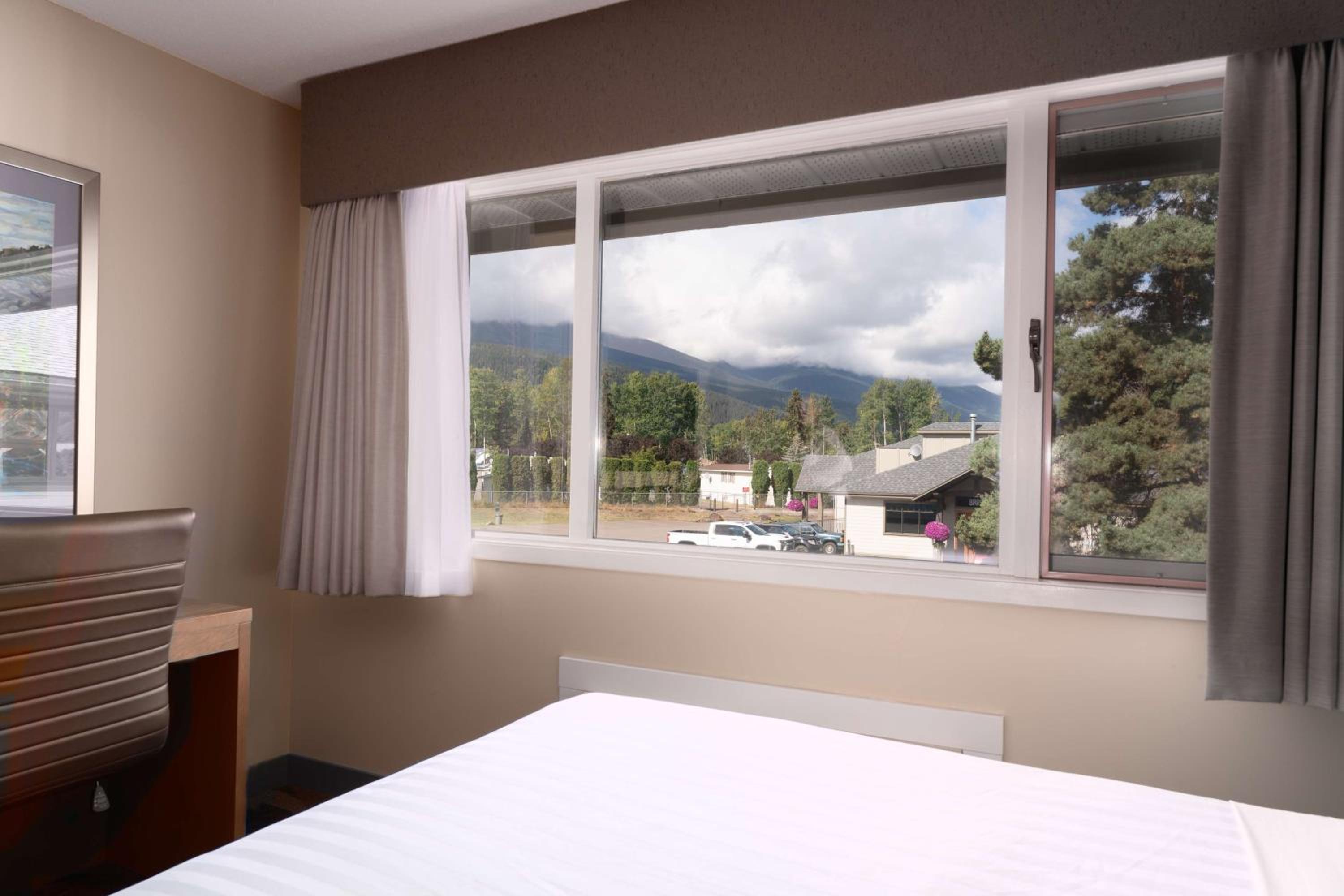 Queen Room with Two Queen Beds and Mountain View photo 2