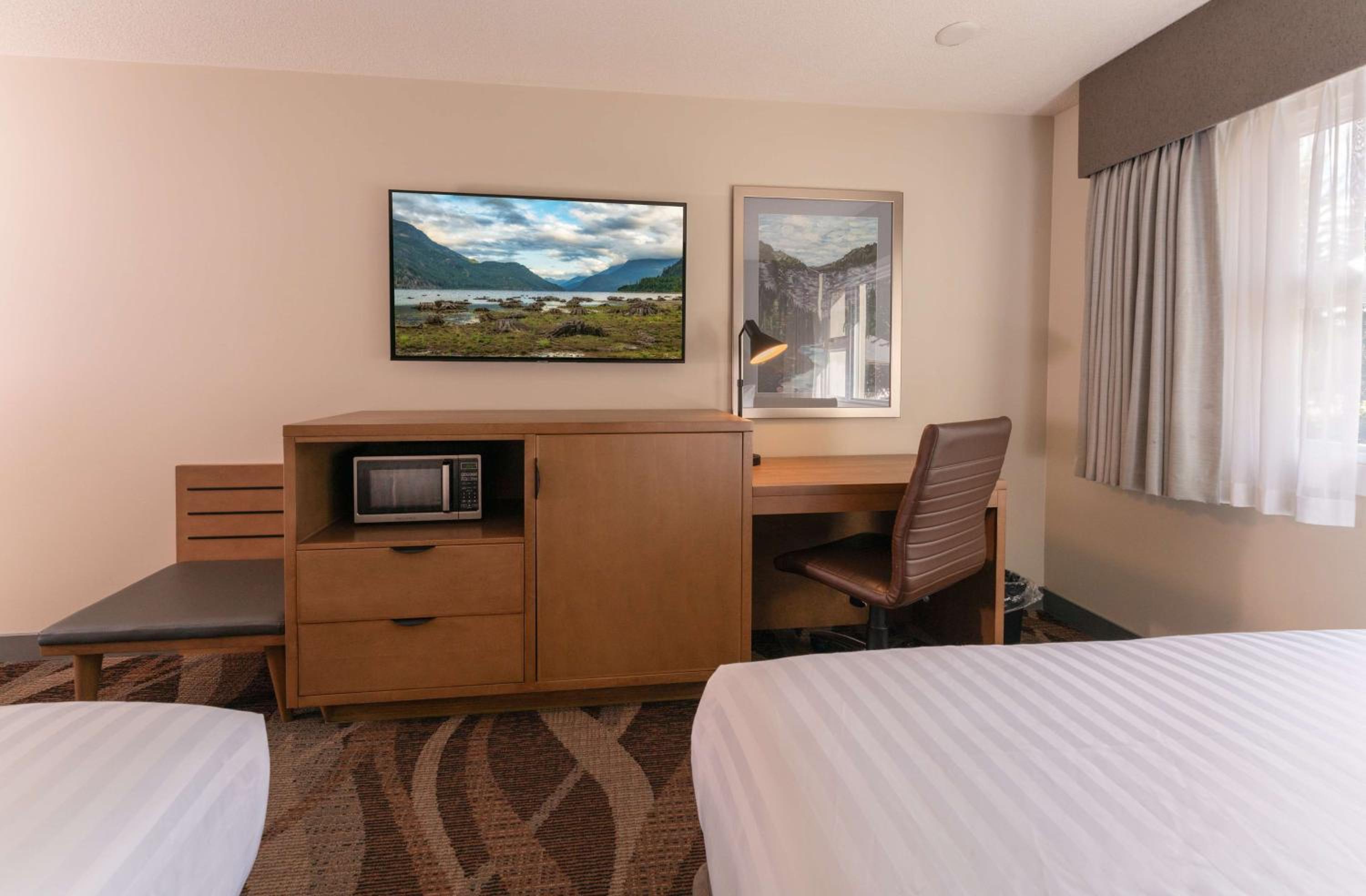 Queen Room with Two Queen Beds - Non-Smoking photo 2