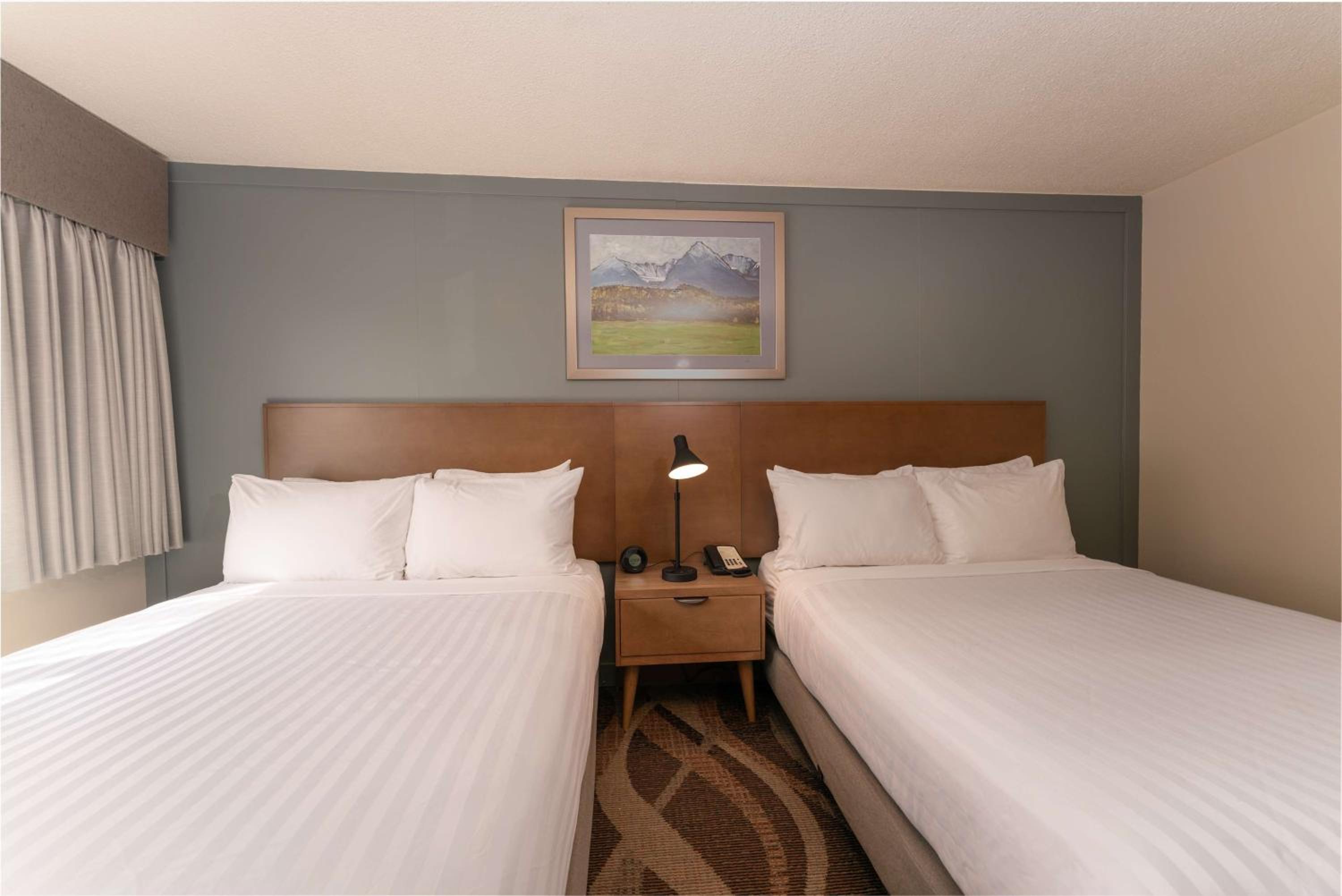 Queen Room with Two Queen Beds - Pet-Friendly/Non-Smoking photo 2