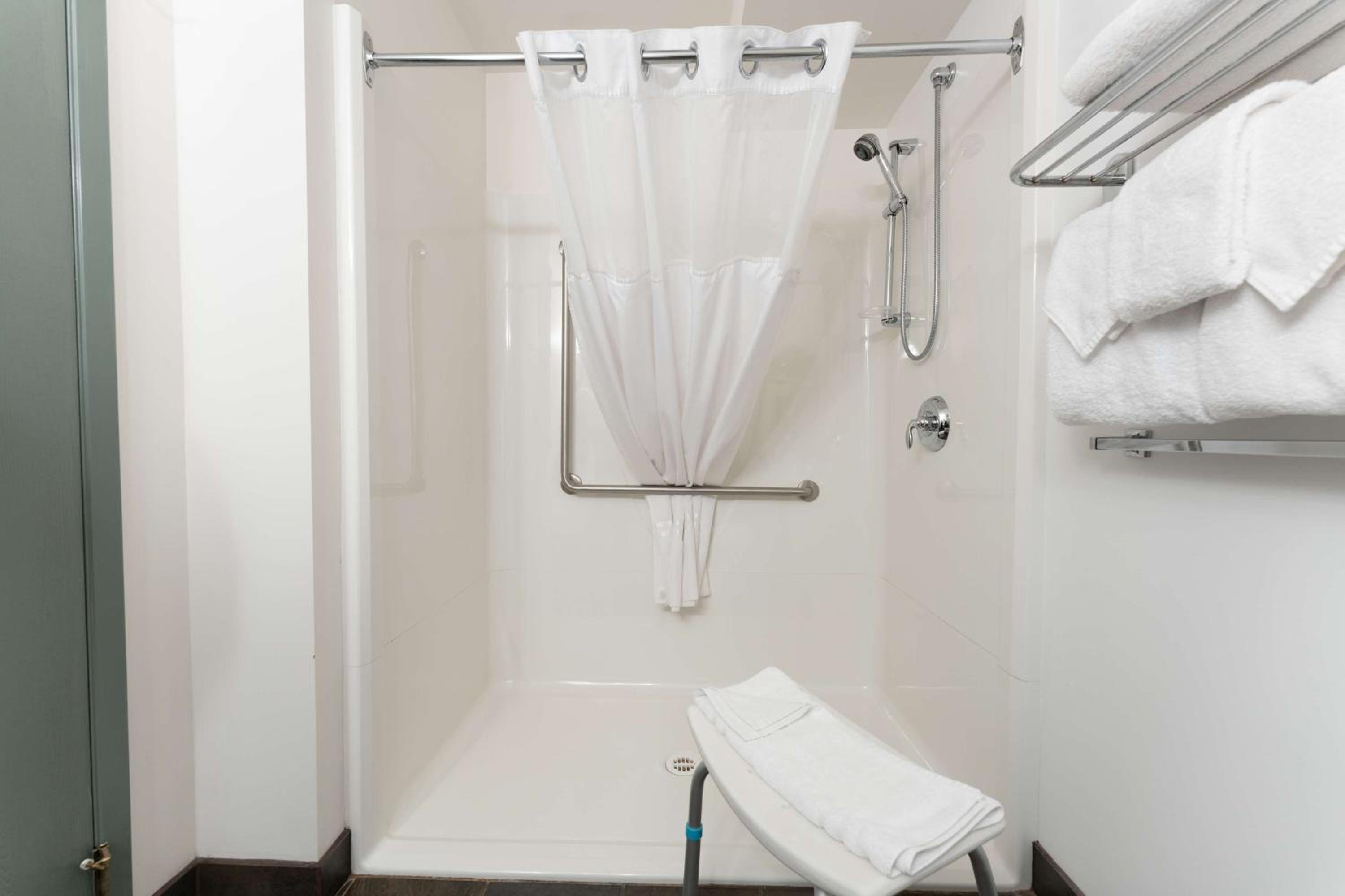 Queen Room with Roll-In Shower - Disability Access photo 2