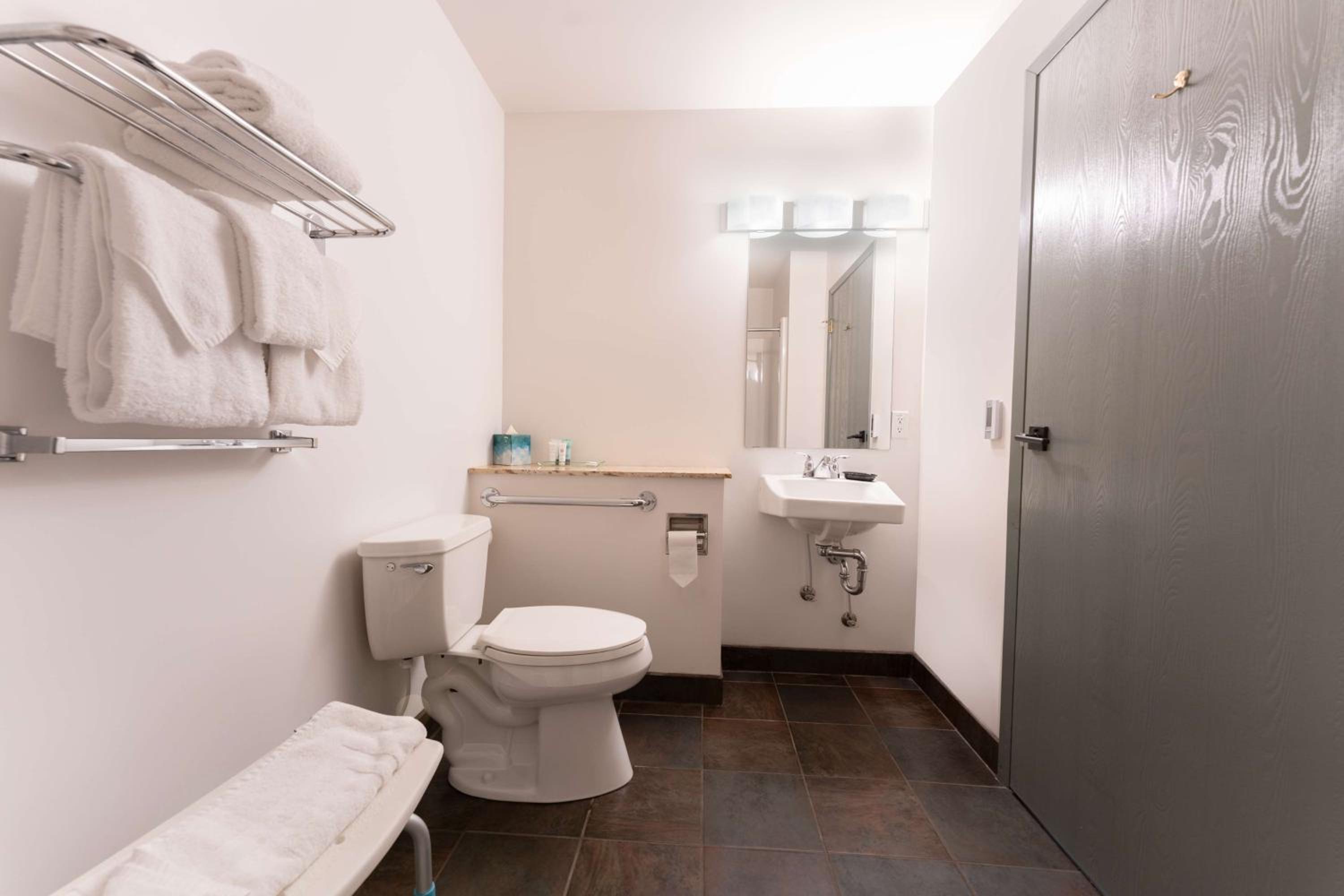 Queen Room with Roll-In Shower - Disability Access photo 3