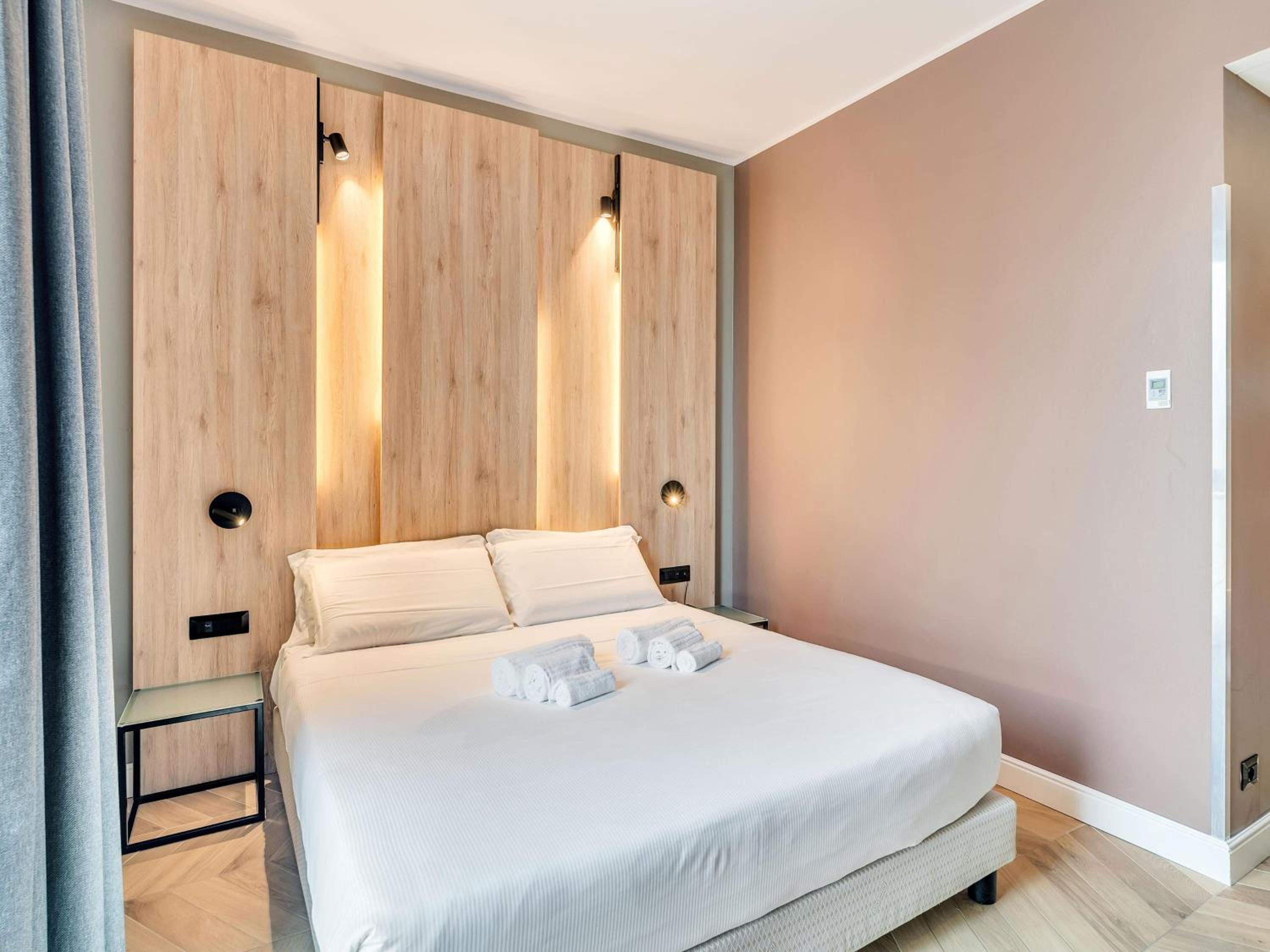 Superior Double Room thumbnail 6