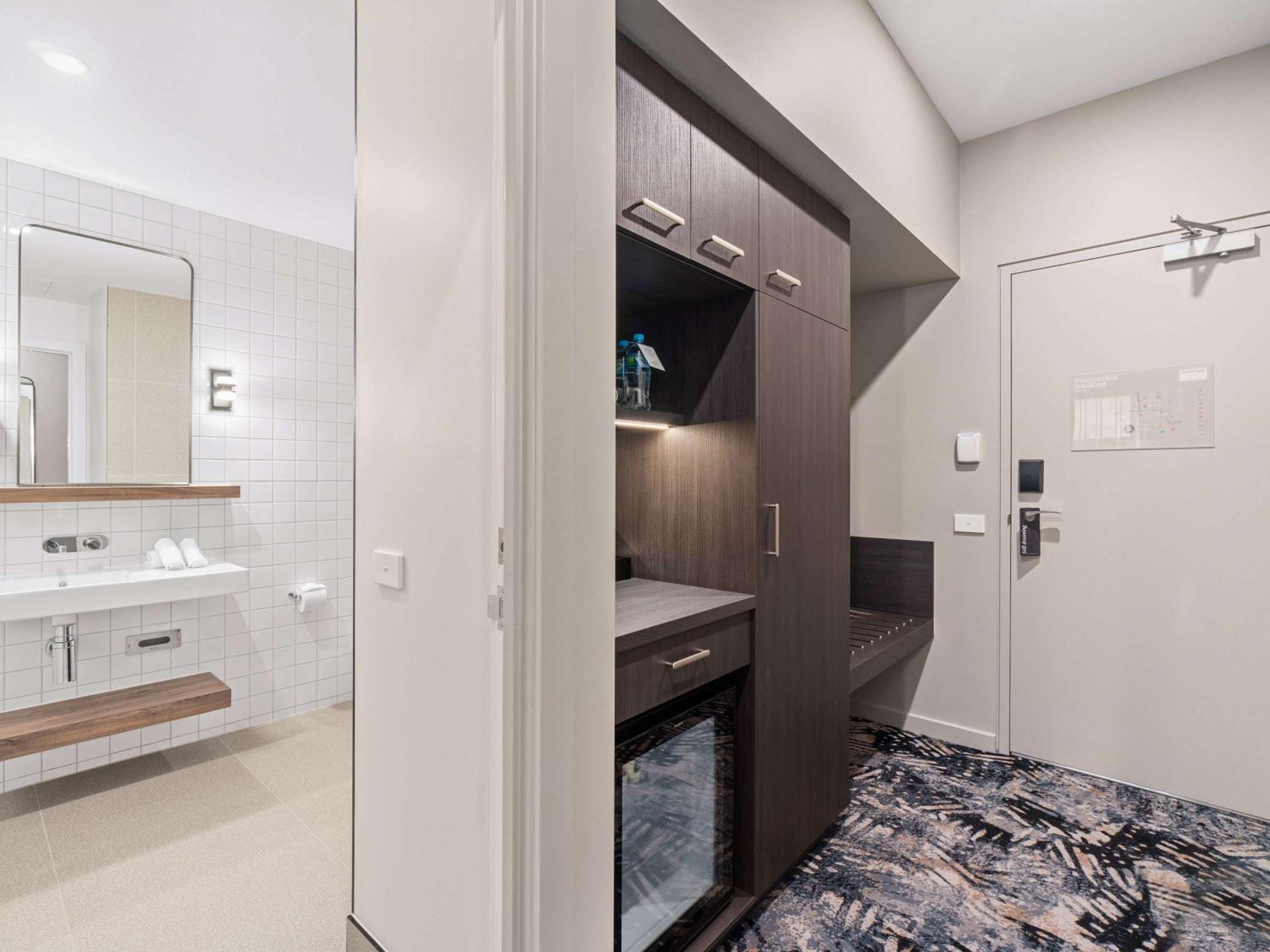 Deluxe king bed room photo 1