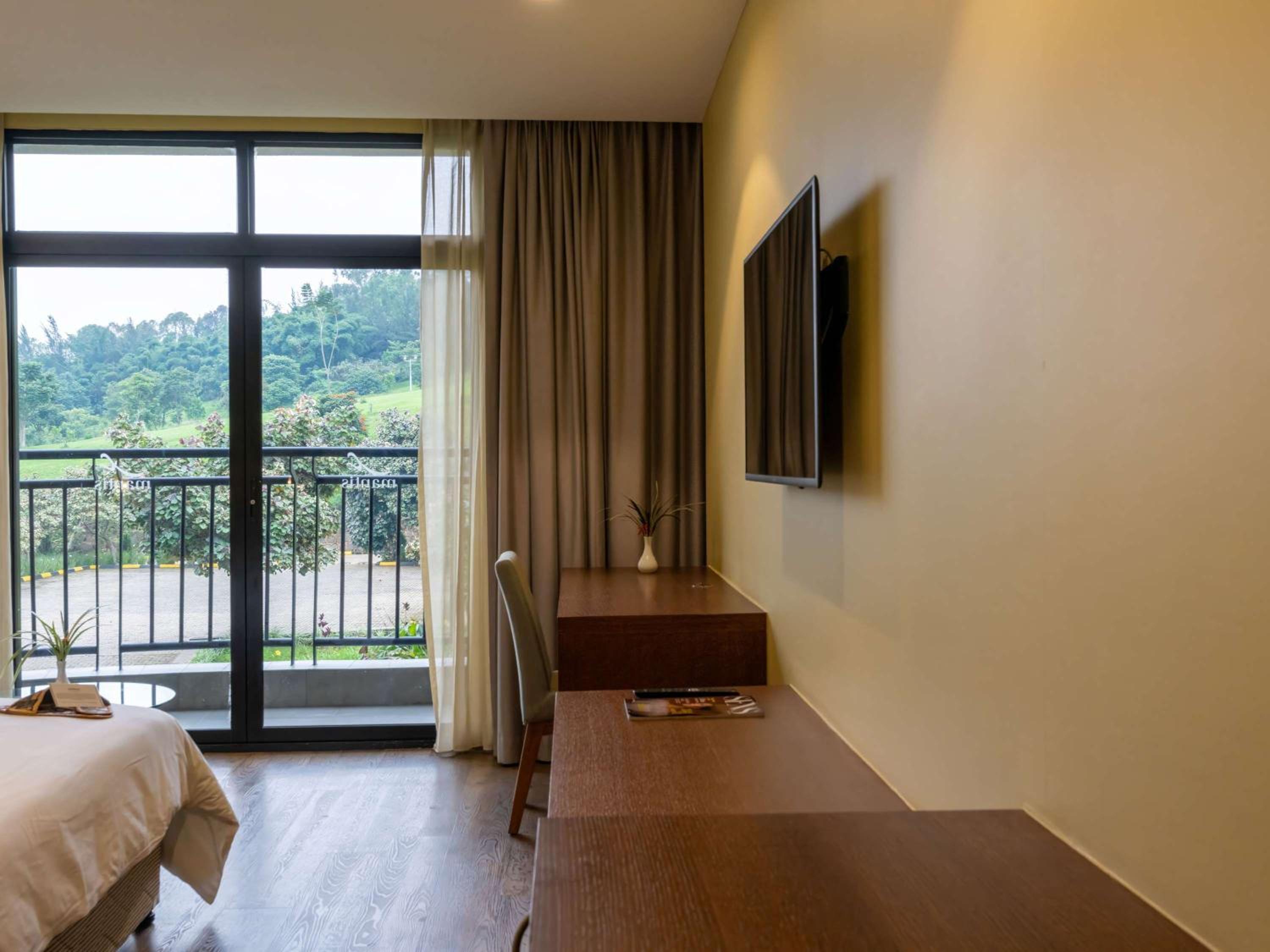 Standard Room with Lake View - Photo 1