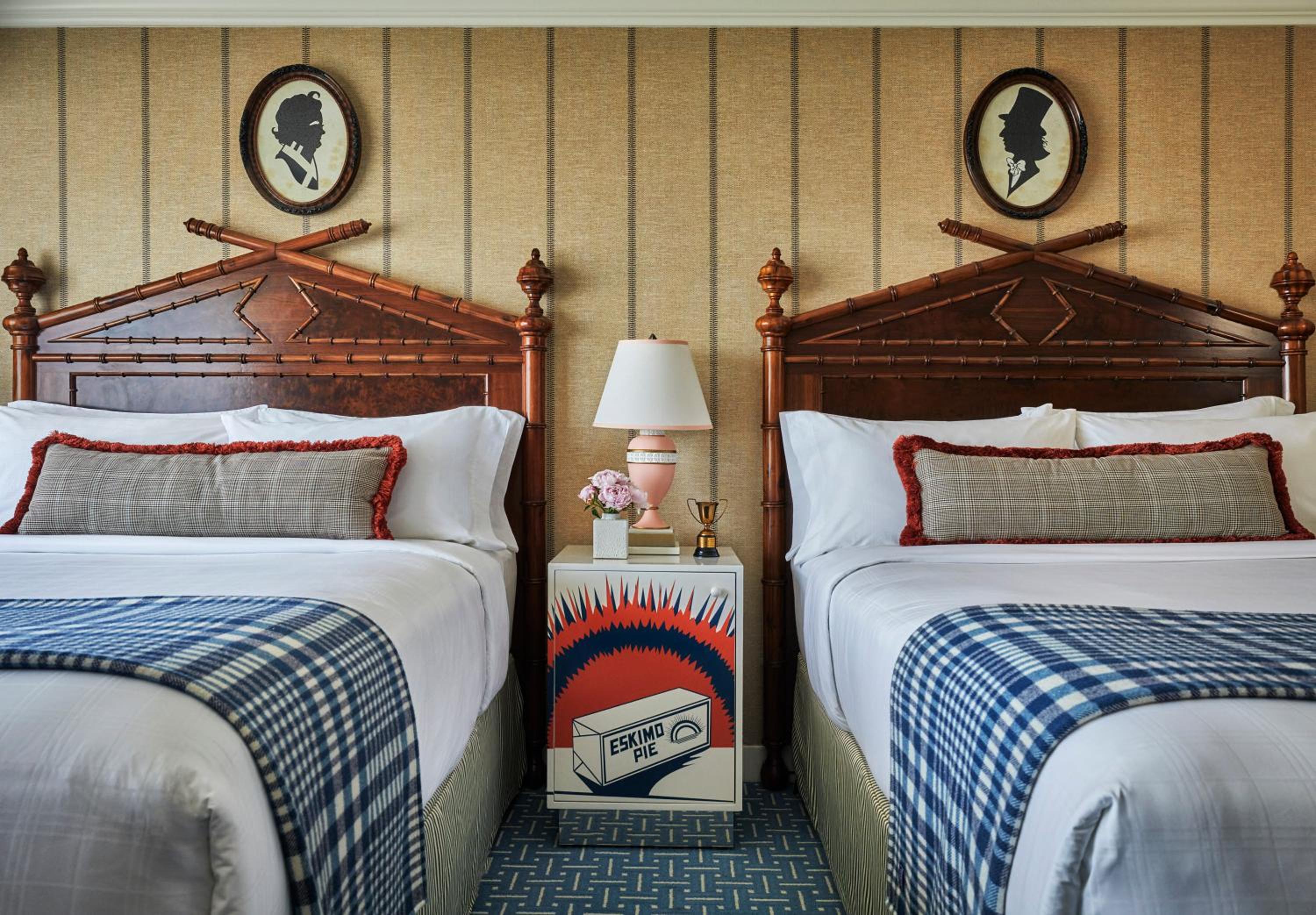 Graduate Queen Room with Two Queen Beds - Photo 2