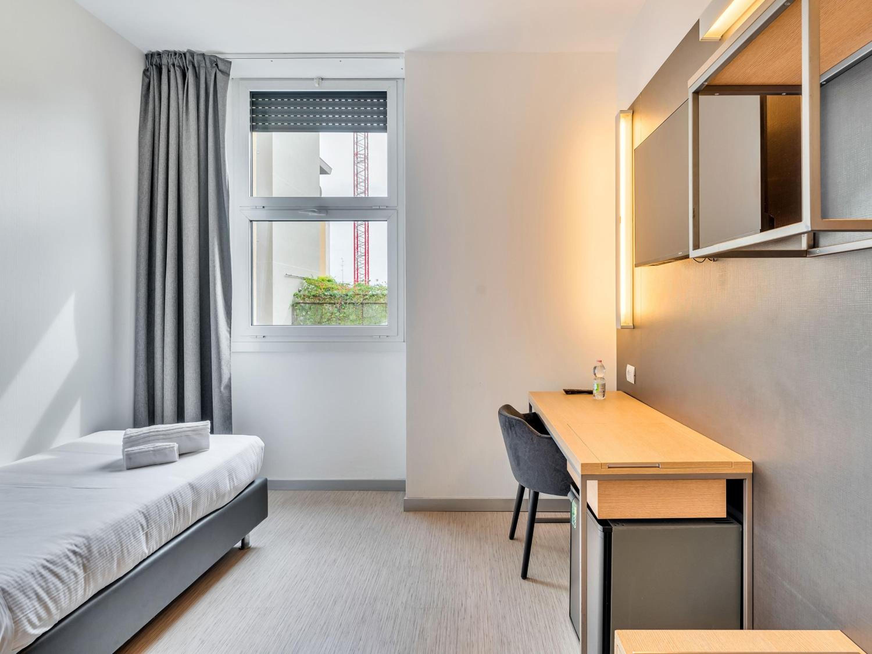 Single Room thumbnail 6