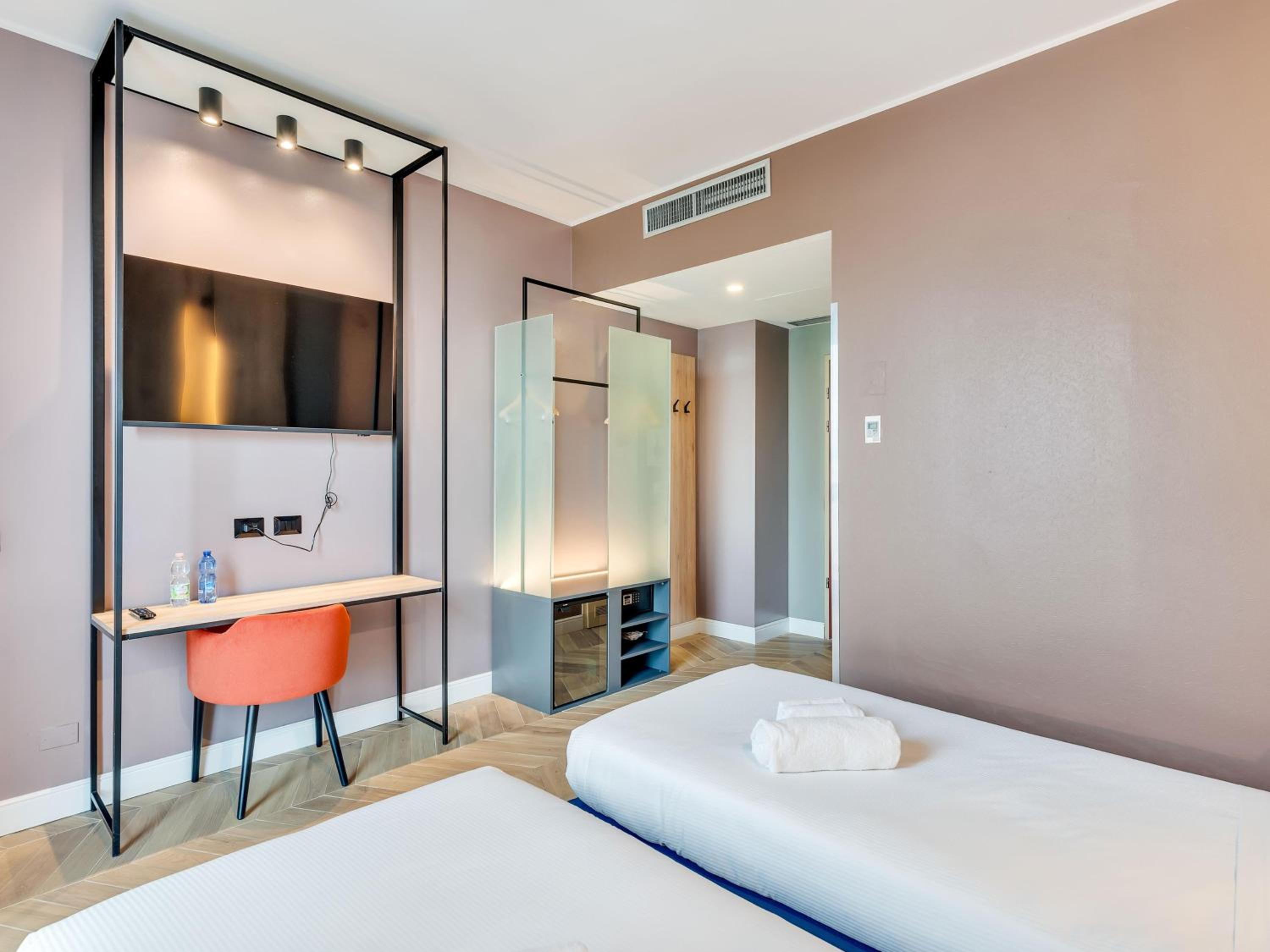 Twin Room thumbnail 5