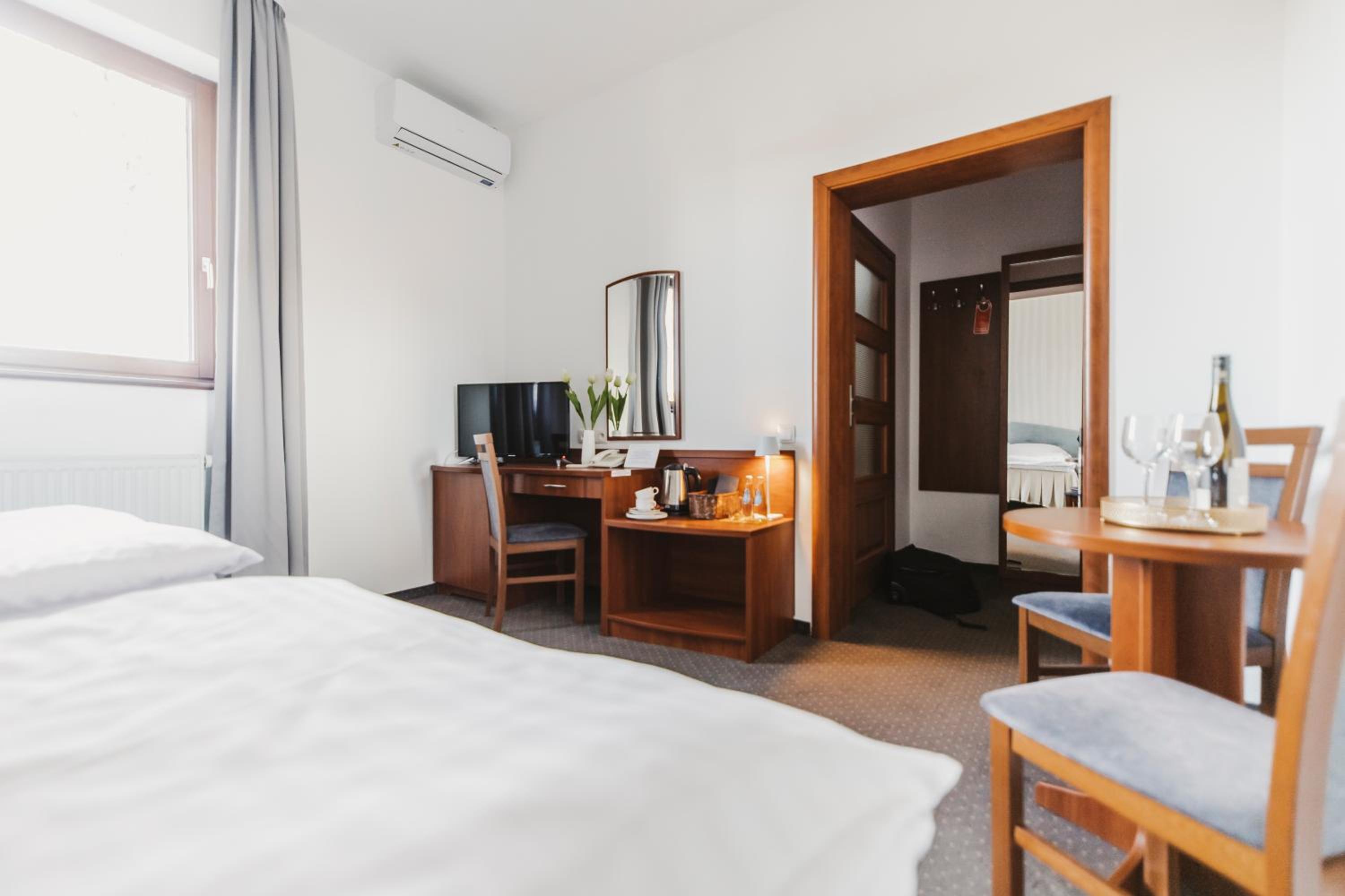 Deluxe Twin Room - Photo 9