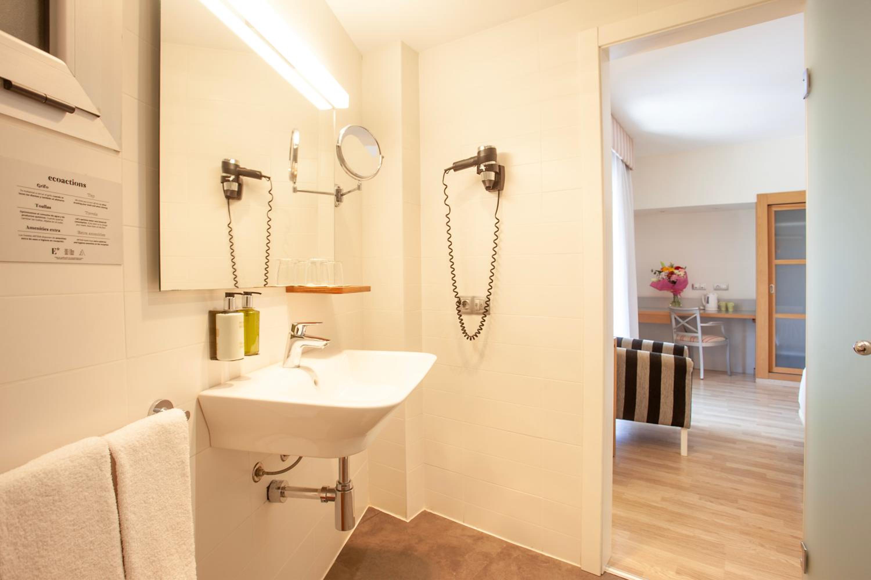 Double or Twin Room with City View - Photo 3