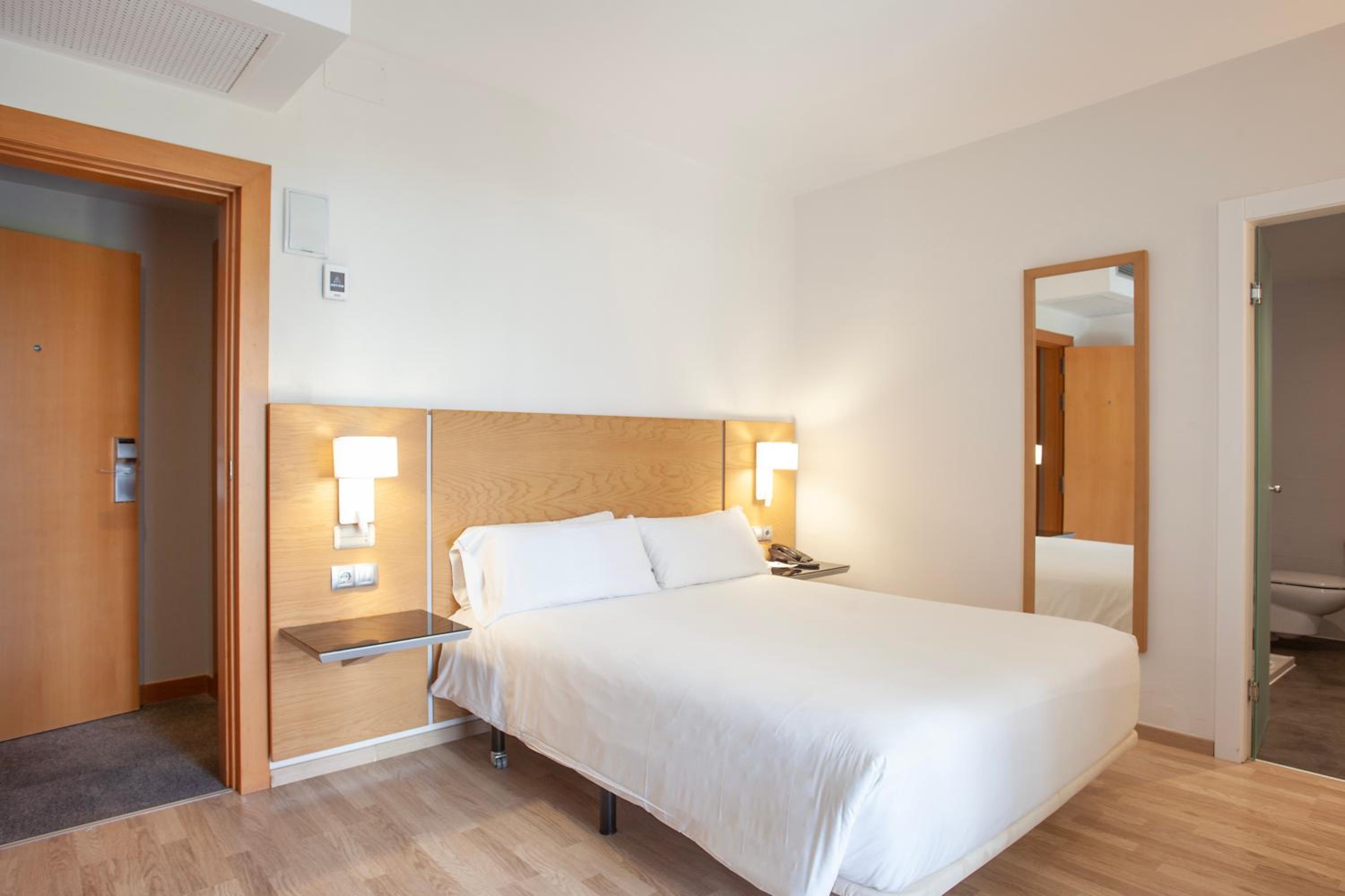 Double or Twin Room with City View - Photo 2