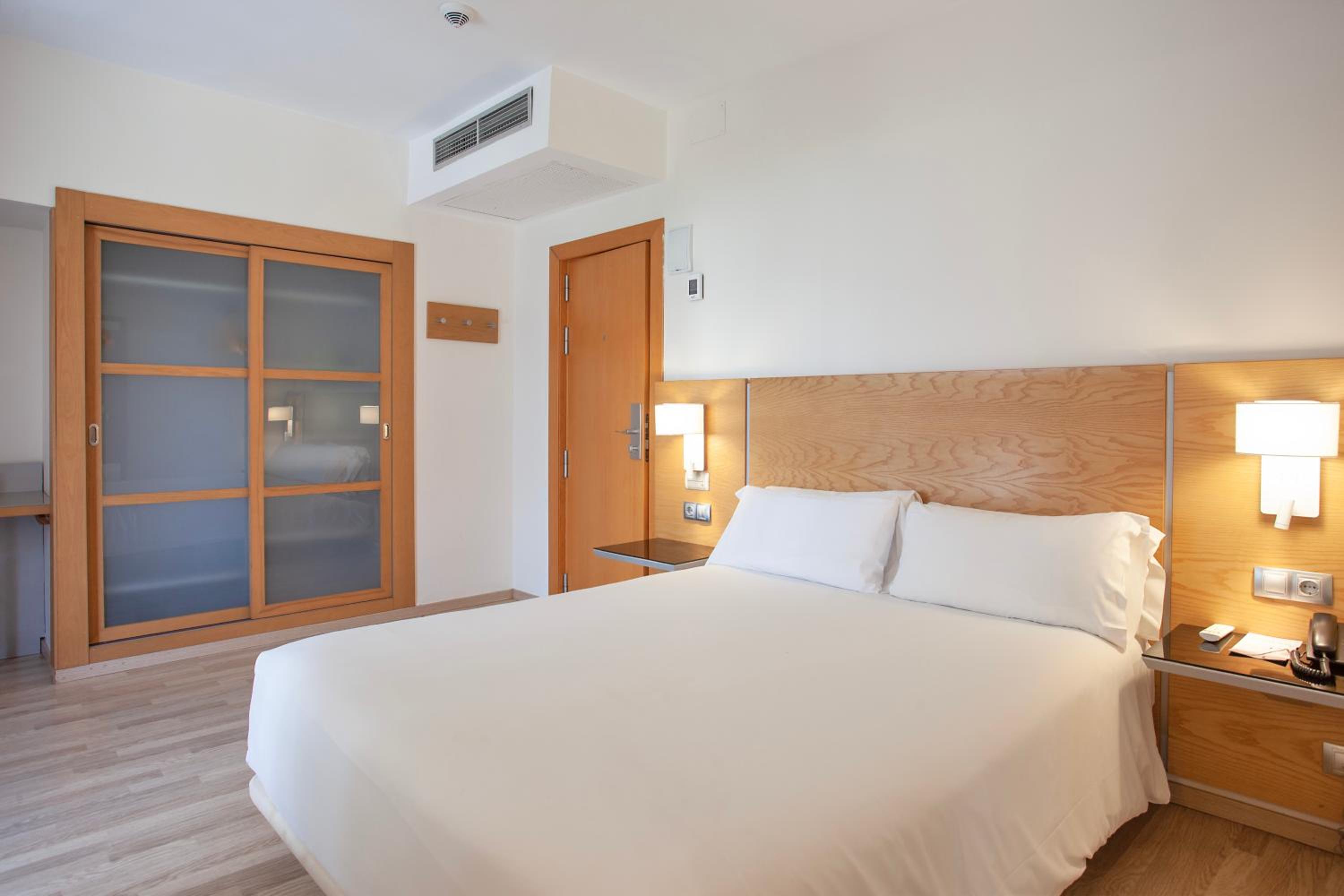 Double or Twin Room with City View - Photo 1