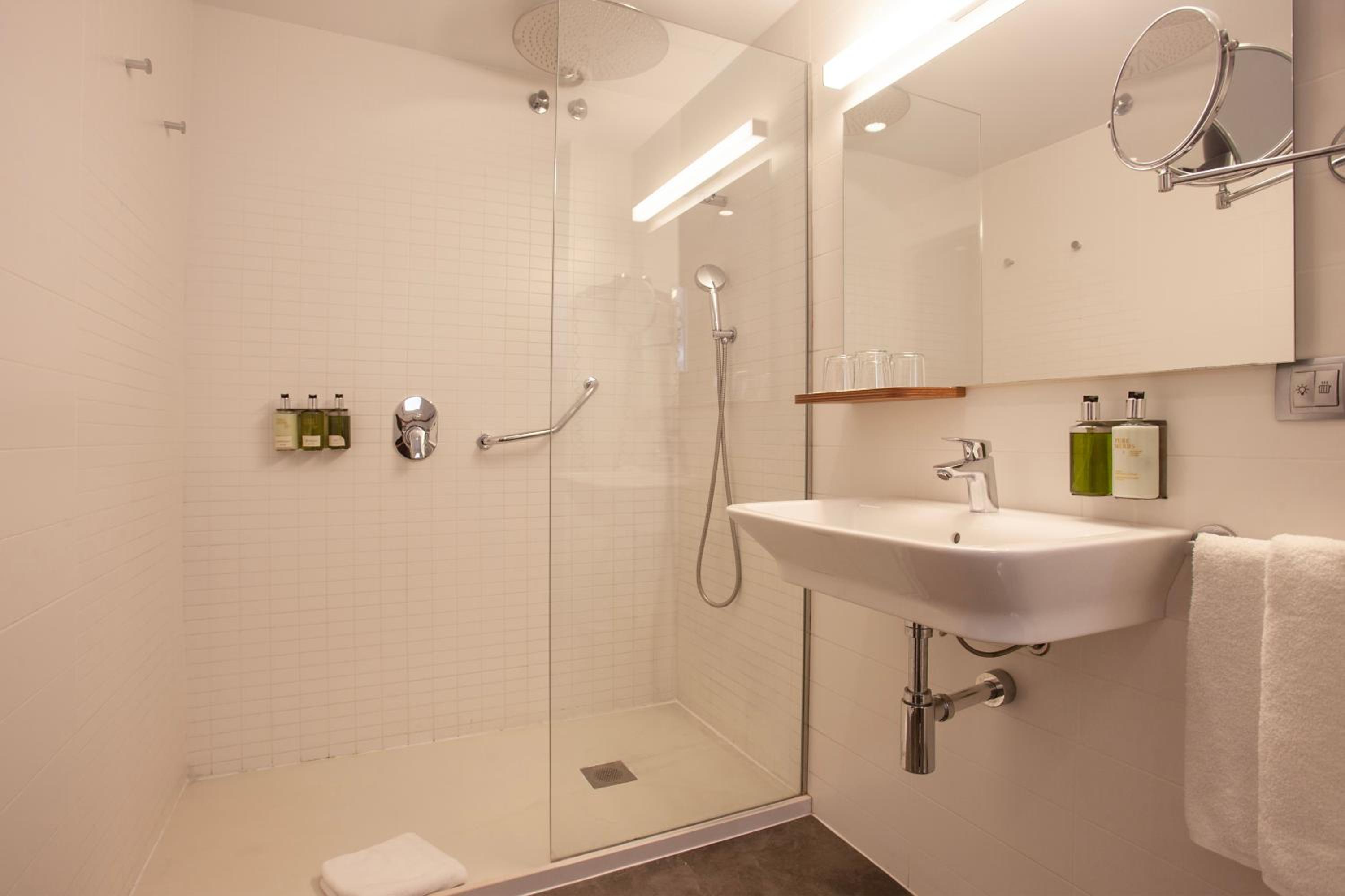 Double or Twin Room with City View - Photo 4