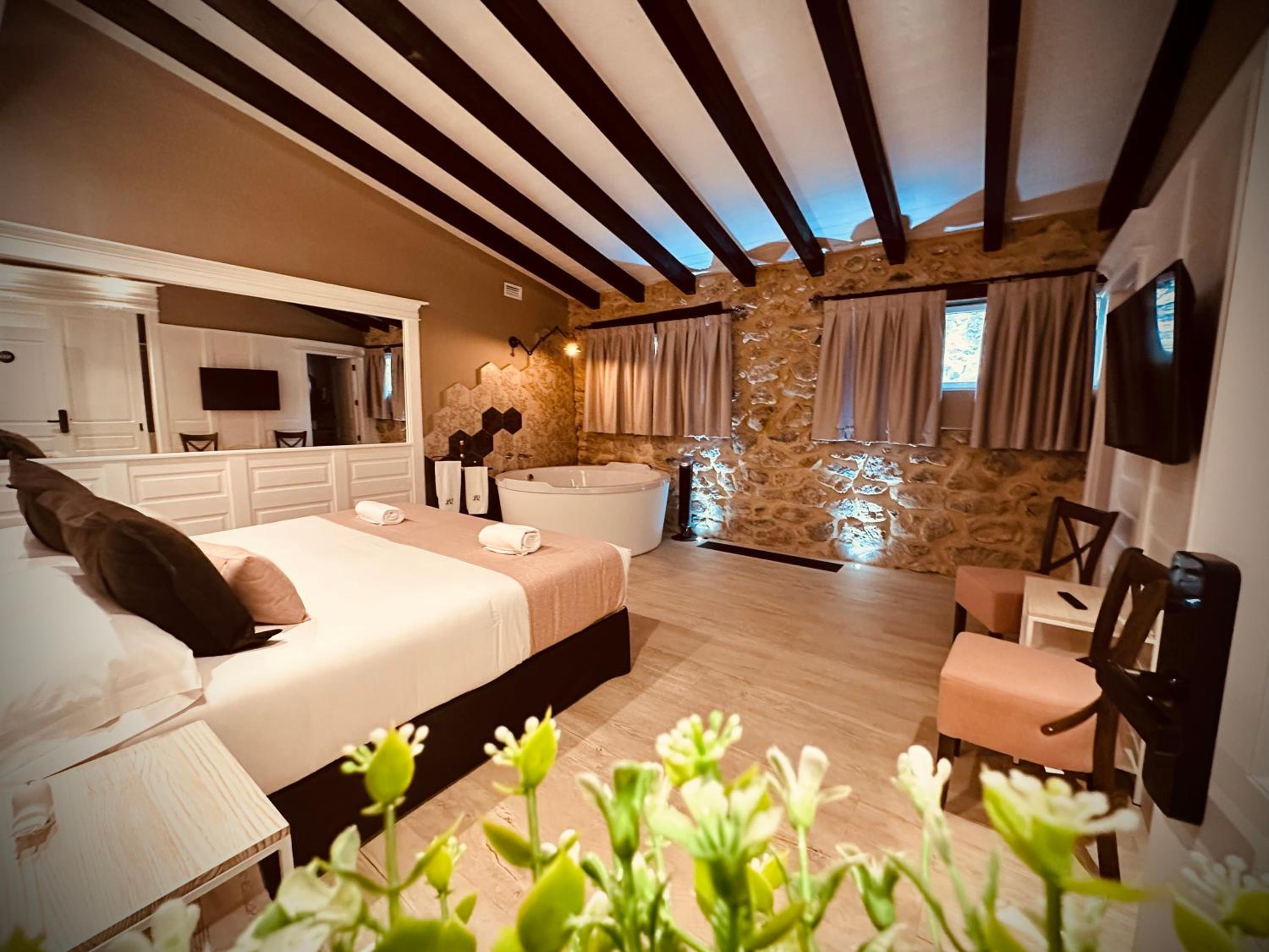 Habitación King con bañera de hidromasaje.