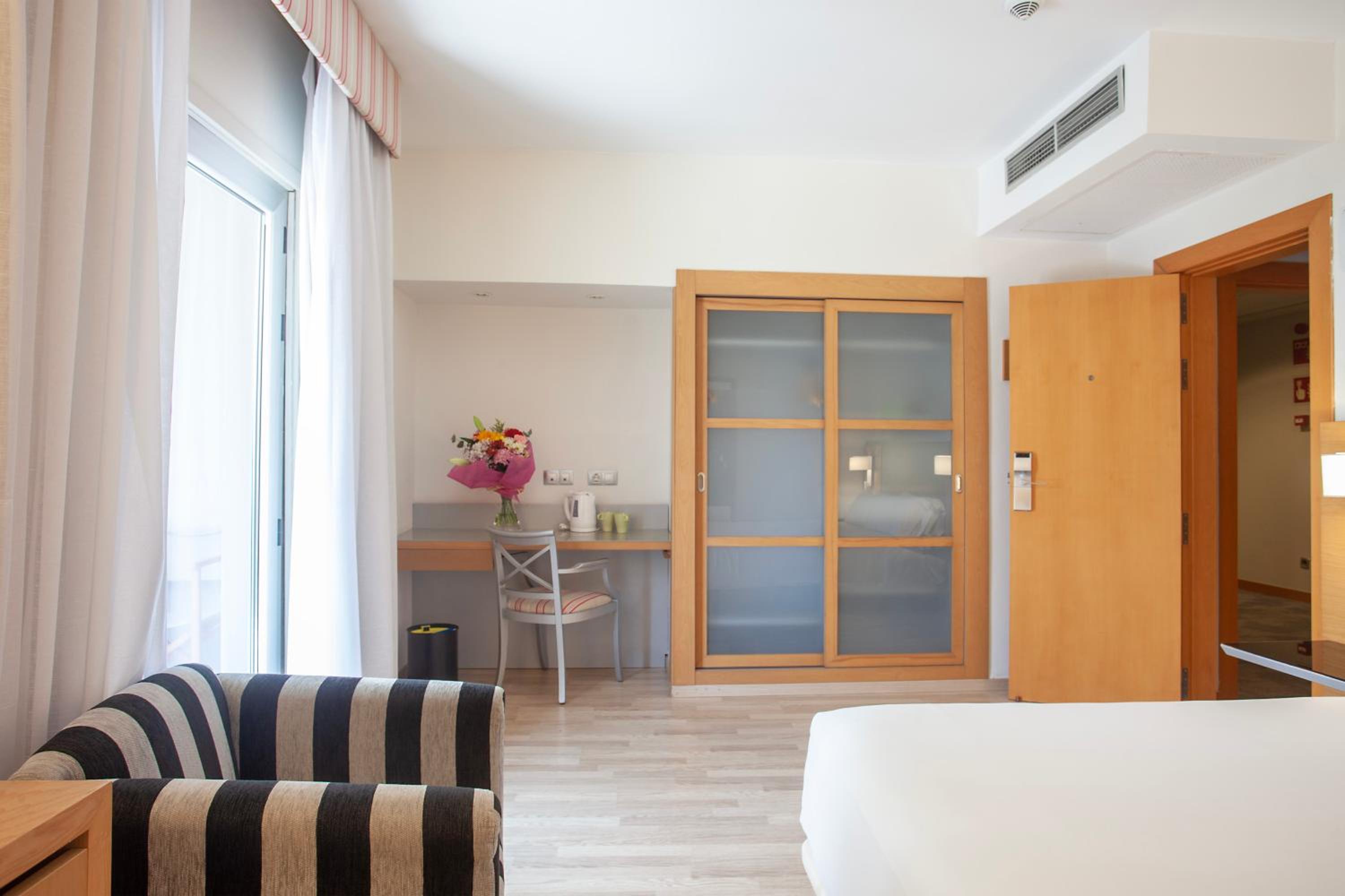 Double or Twin Room with City View - Photo 8