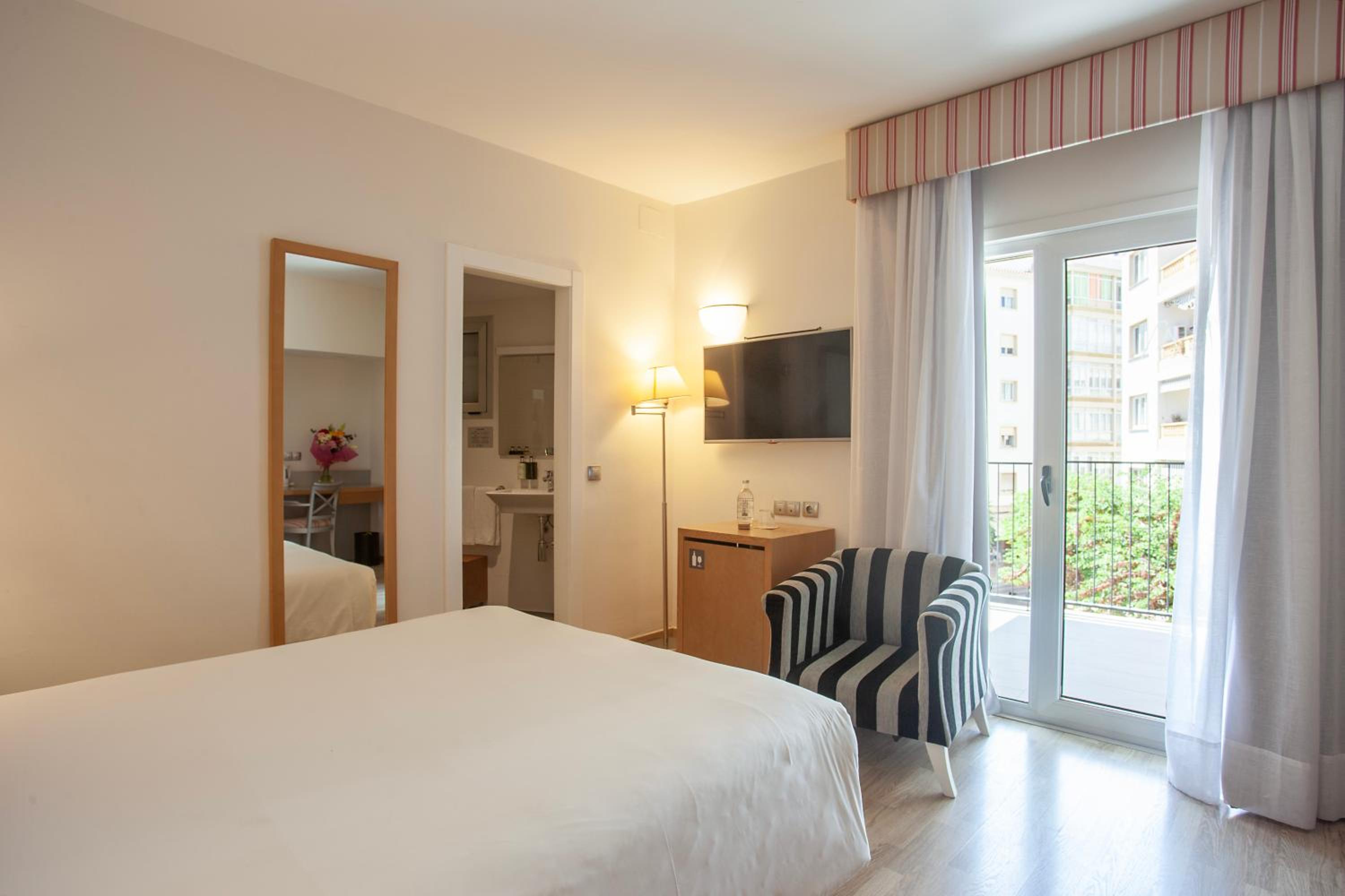 Double or Twin Room with City View - Photo 7