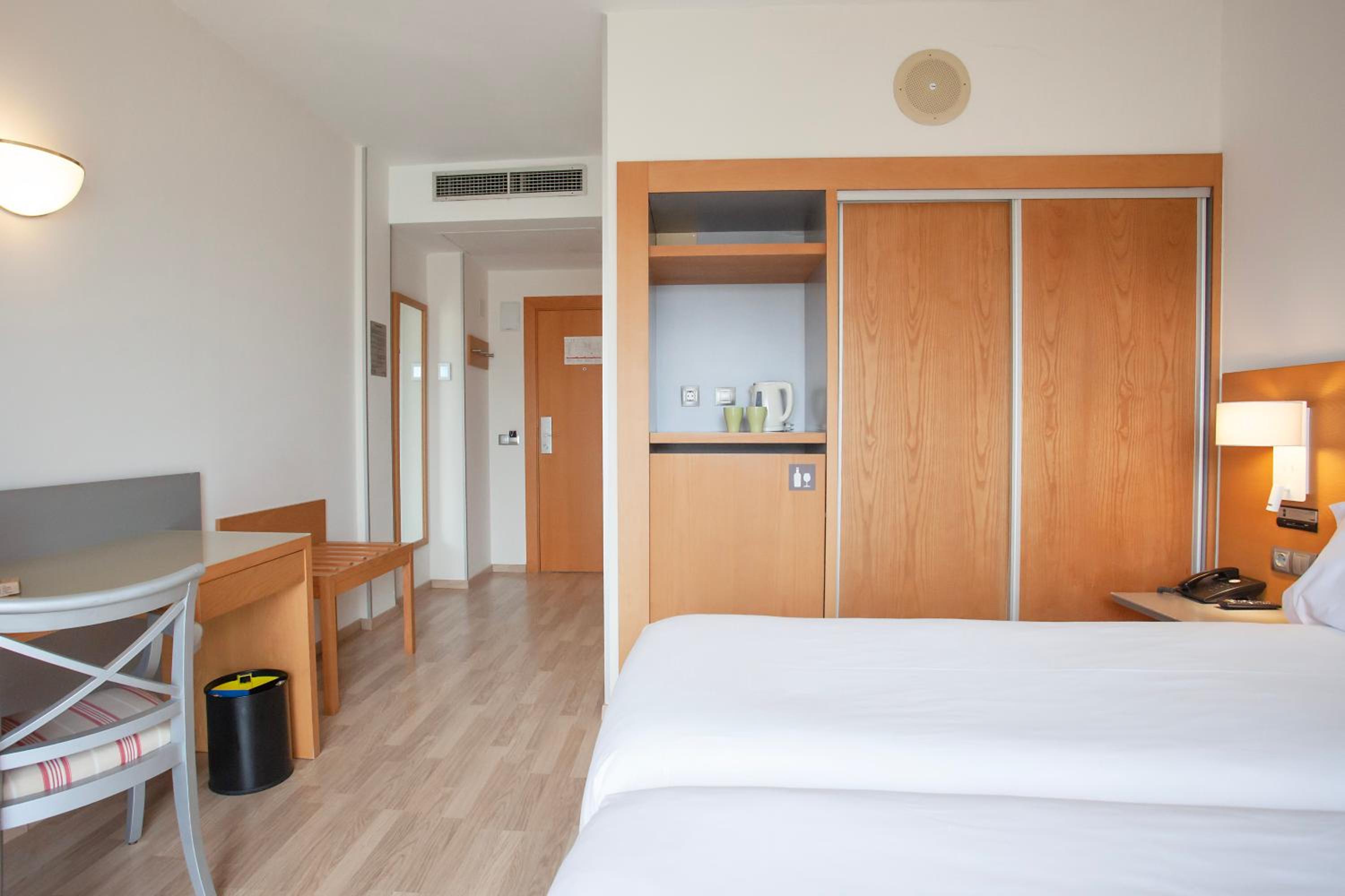 Double or Twin Room with City View - Photo 6