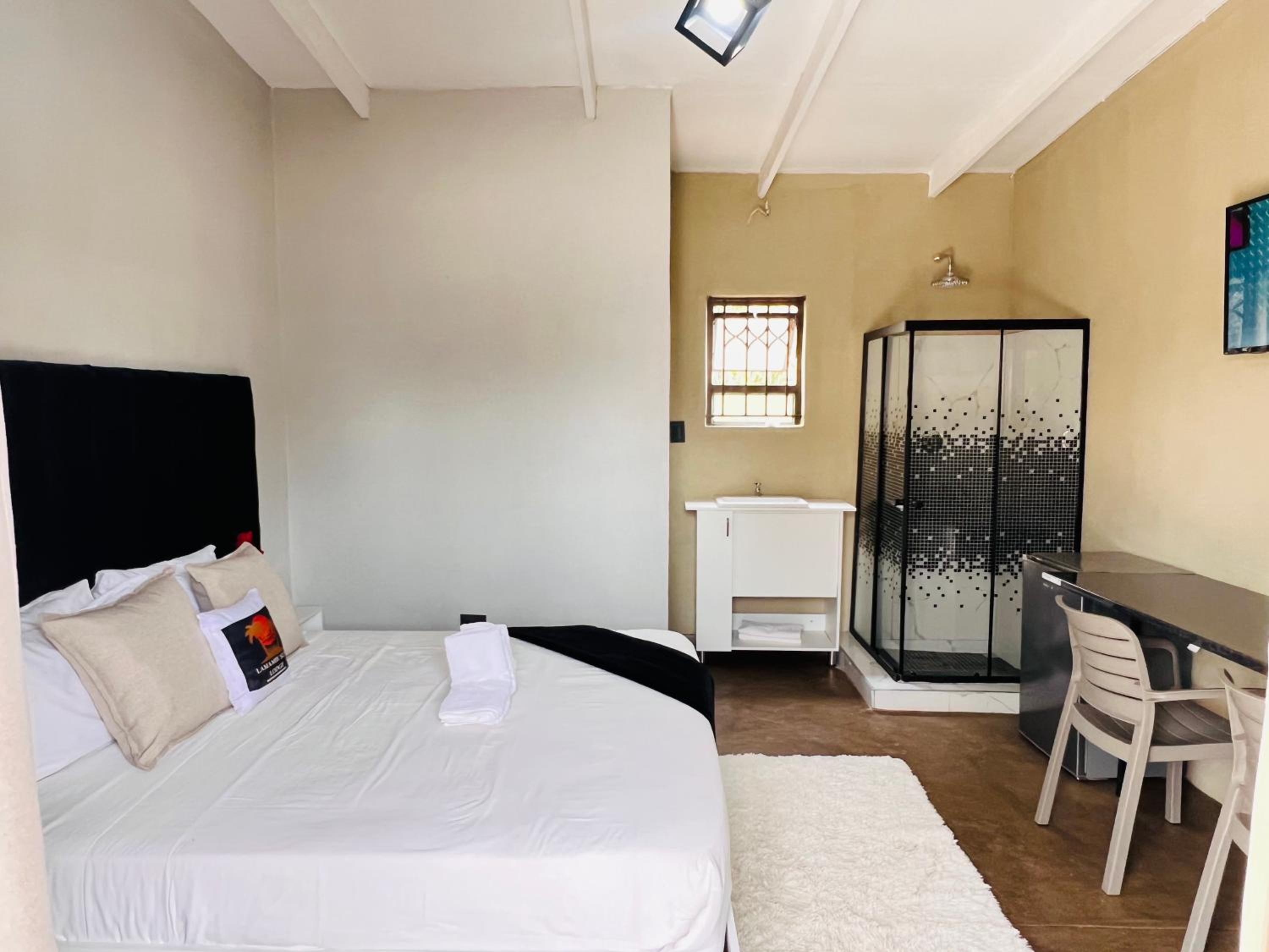 Queen Room with Balcony photo 1