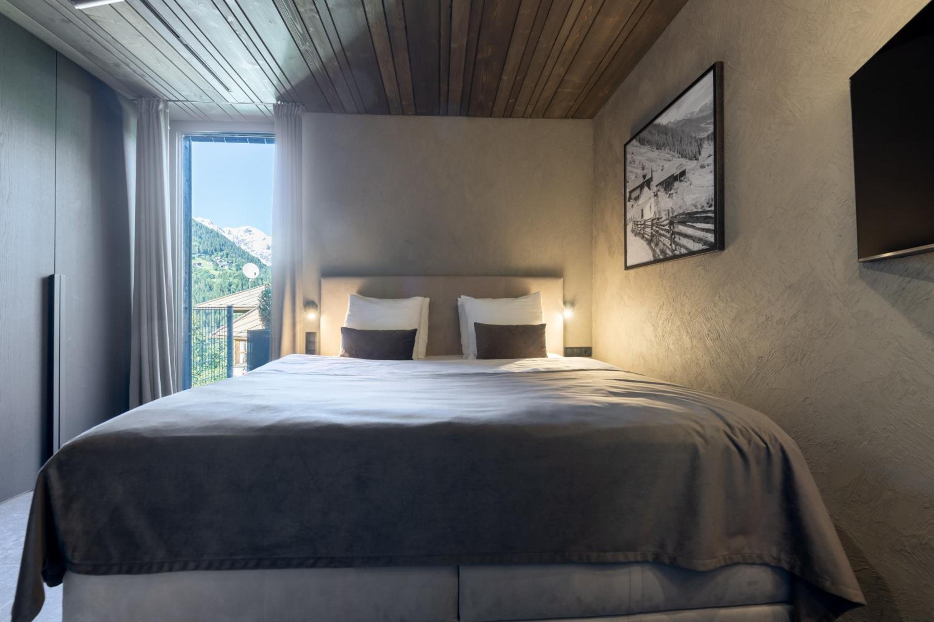 Three-Bedroom Chalet photo 1